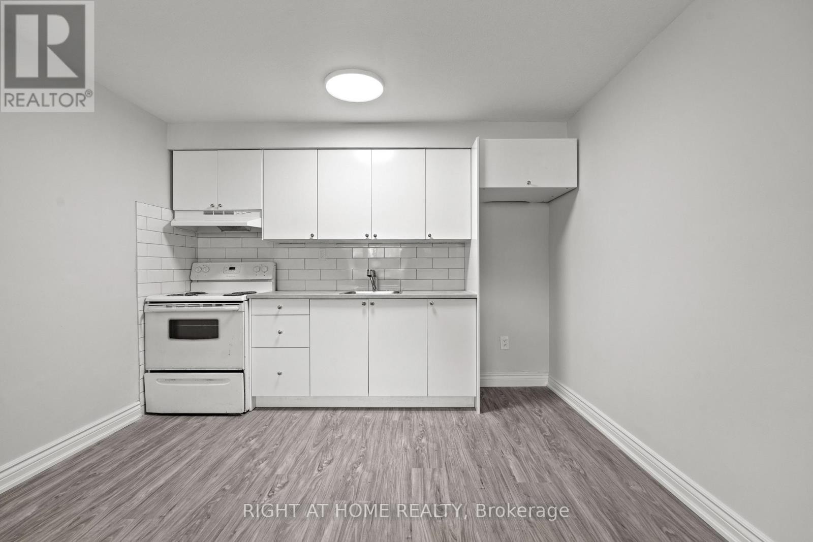 












154 EDINBOROUGH COURT

,
Toronto (Rockcliffe-Smythe),




Ontario
M6N2E8

