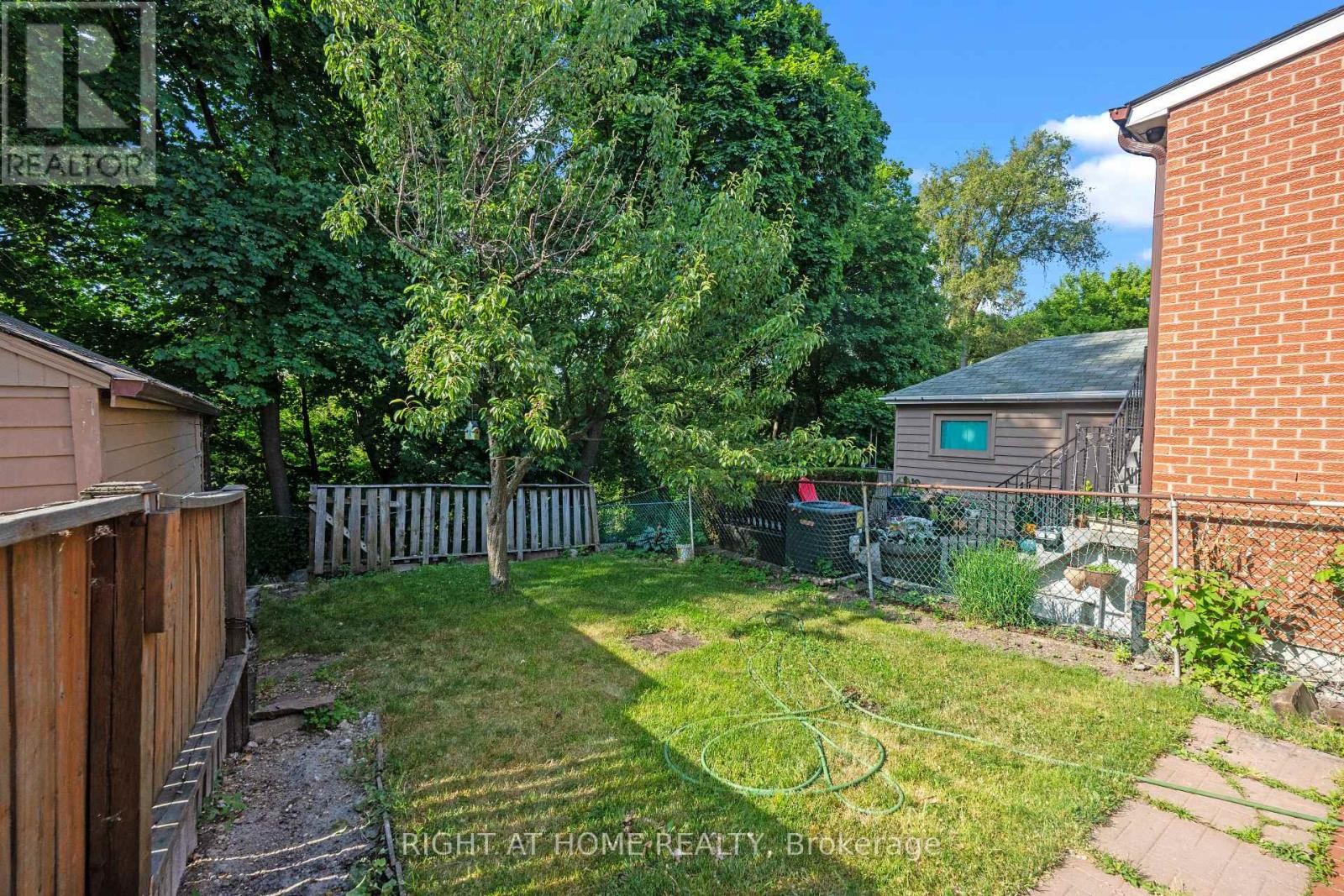 












154 EDINBOROUGH COURT

,
Toronto (Rockcliffe-Smythe),




Ontario
M6N2E8

