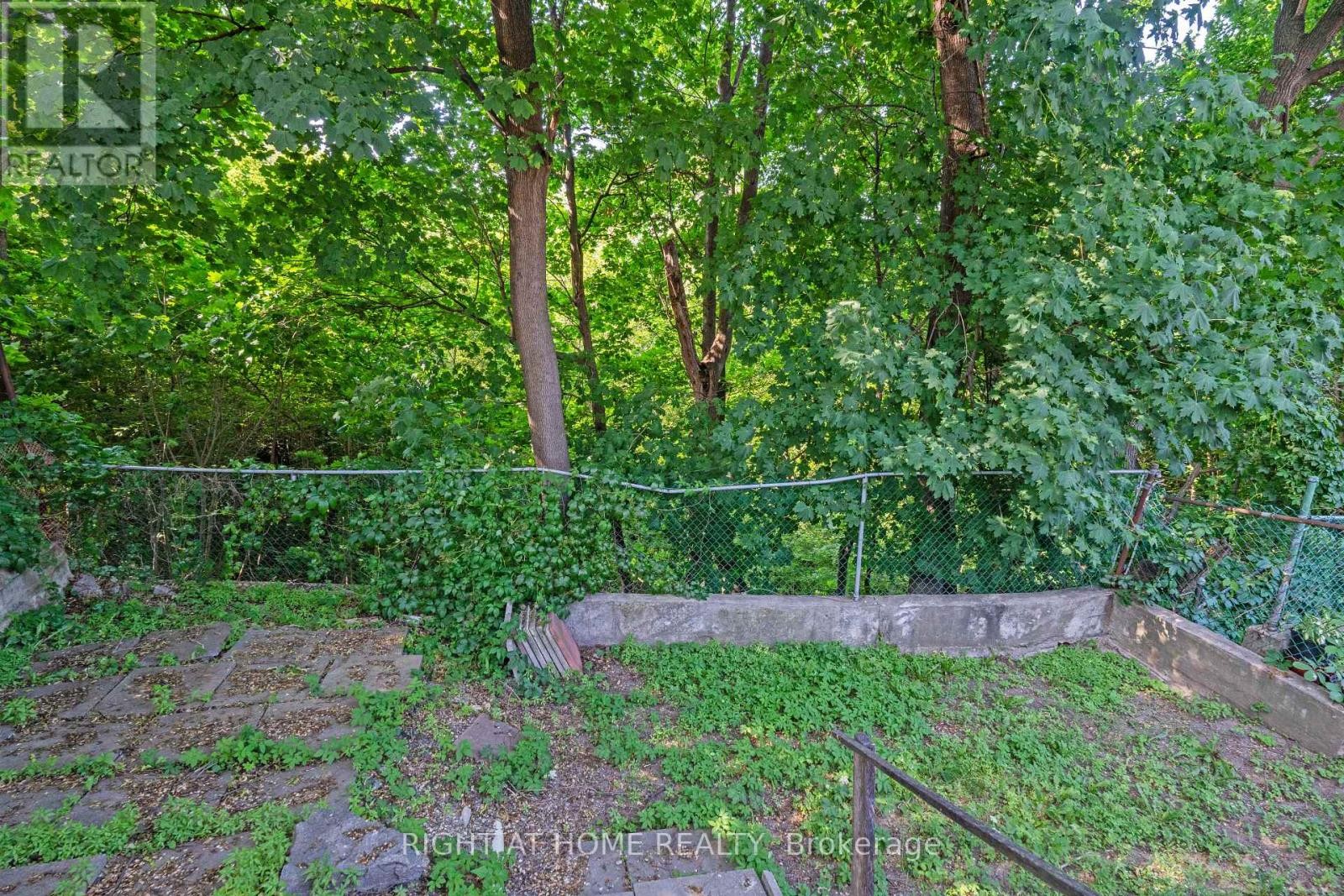 












154 EDINBOROUGH COURT

,
Toronto (Rockcliffe-Smythe),




Ontario
M6N2E8

