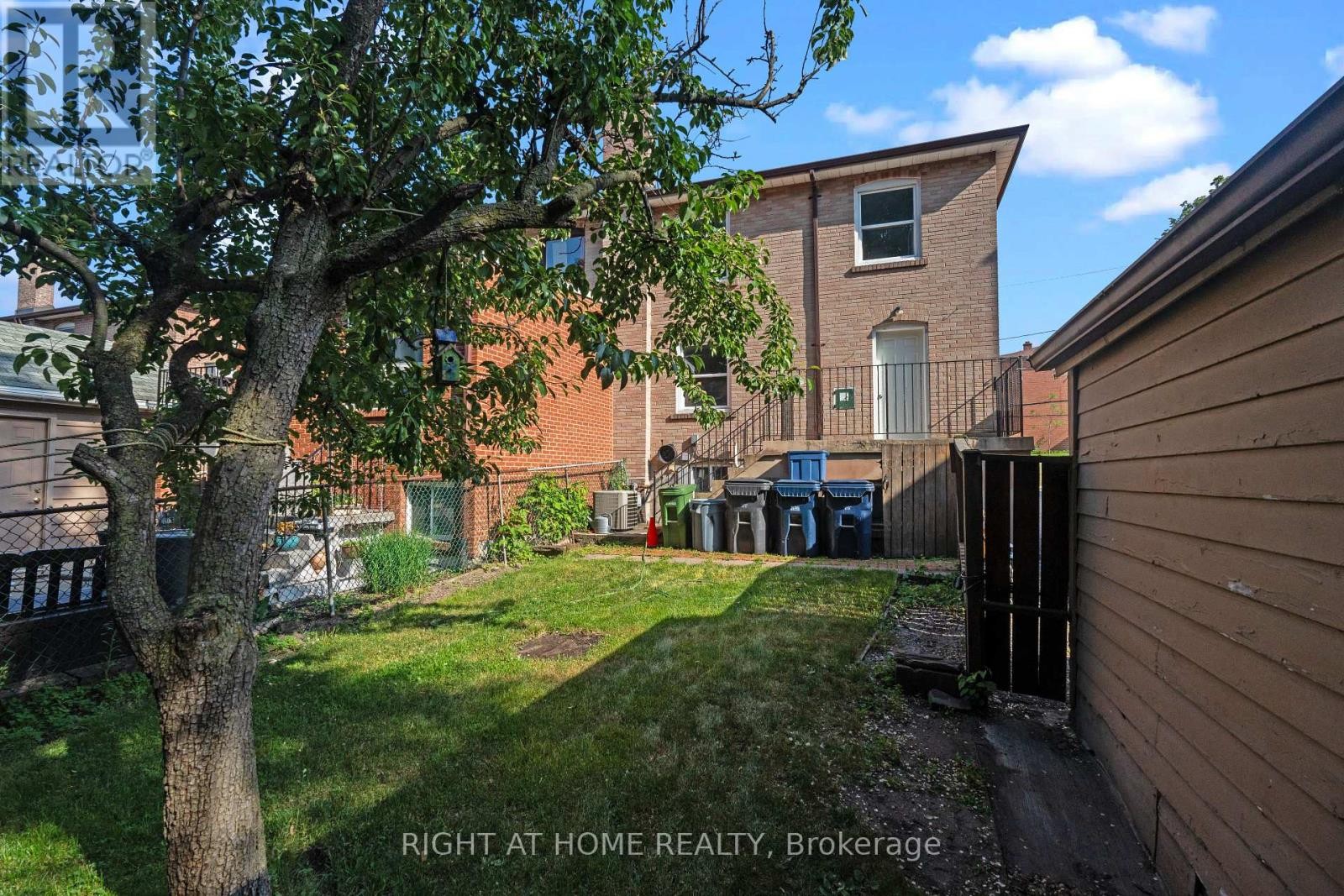 












154 EDINBOROUGH COURT

,
Toronto (Rockcliffe-Smythe),




Ontario
M6N2E8

