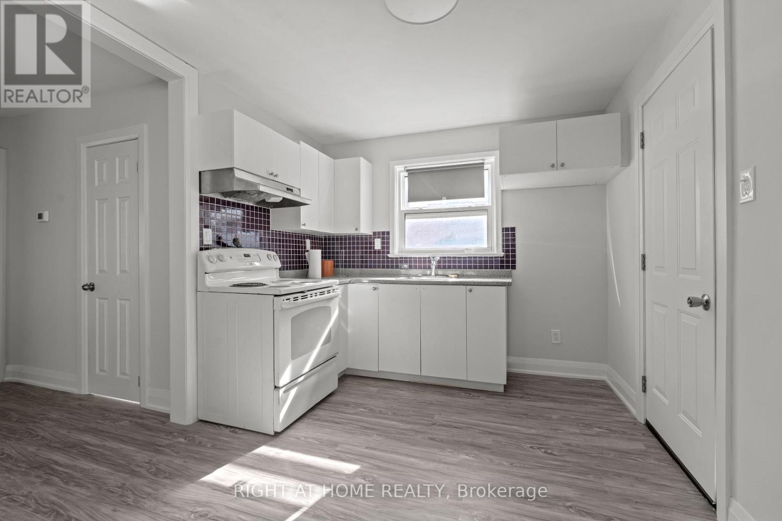 












154 EDINBOROUGH COURT

,
Toronto (Rockcliffe-Smythe),




Ontario
M6N2E8

