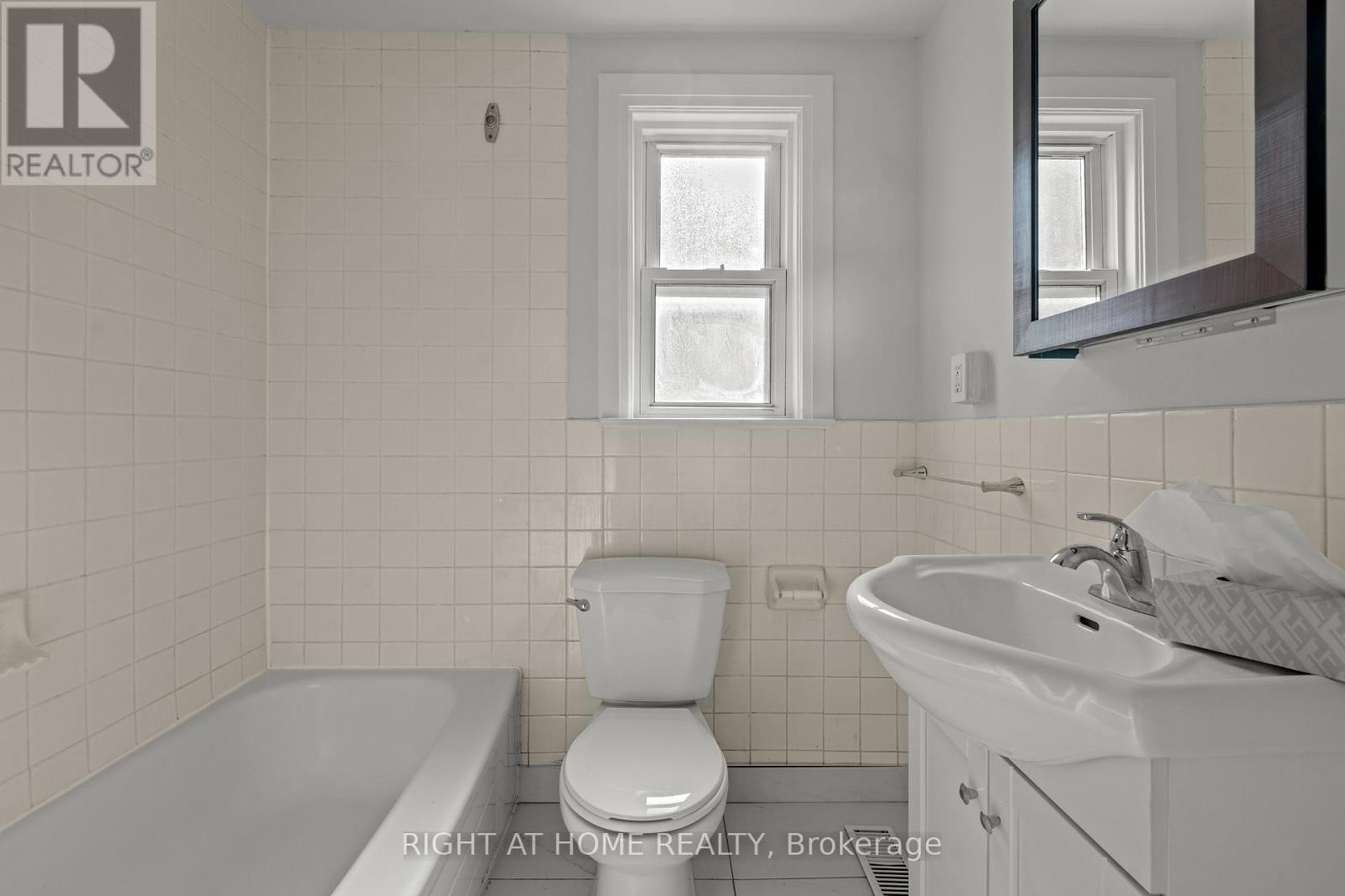 












154 EDINBOROUGH COURT

,
Toronto (Rockcliffe-Smythe),




Ontario
M6N2E8

