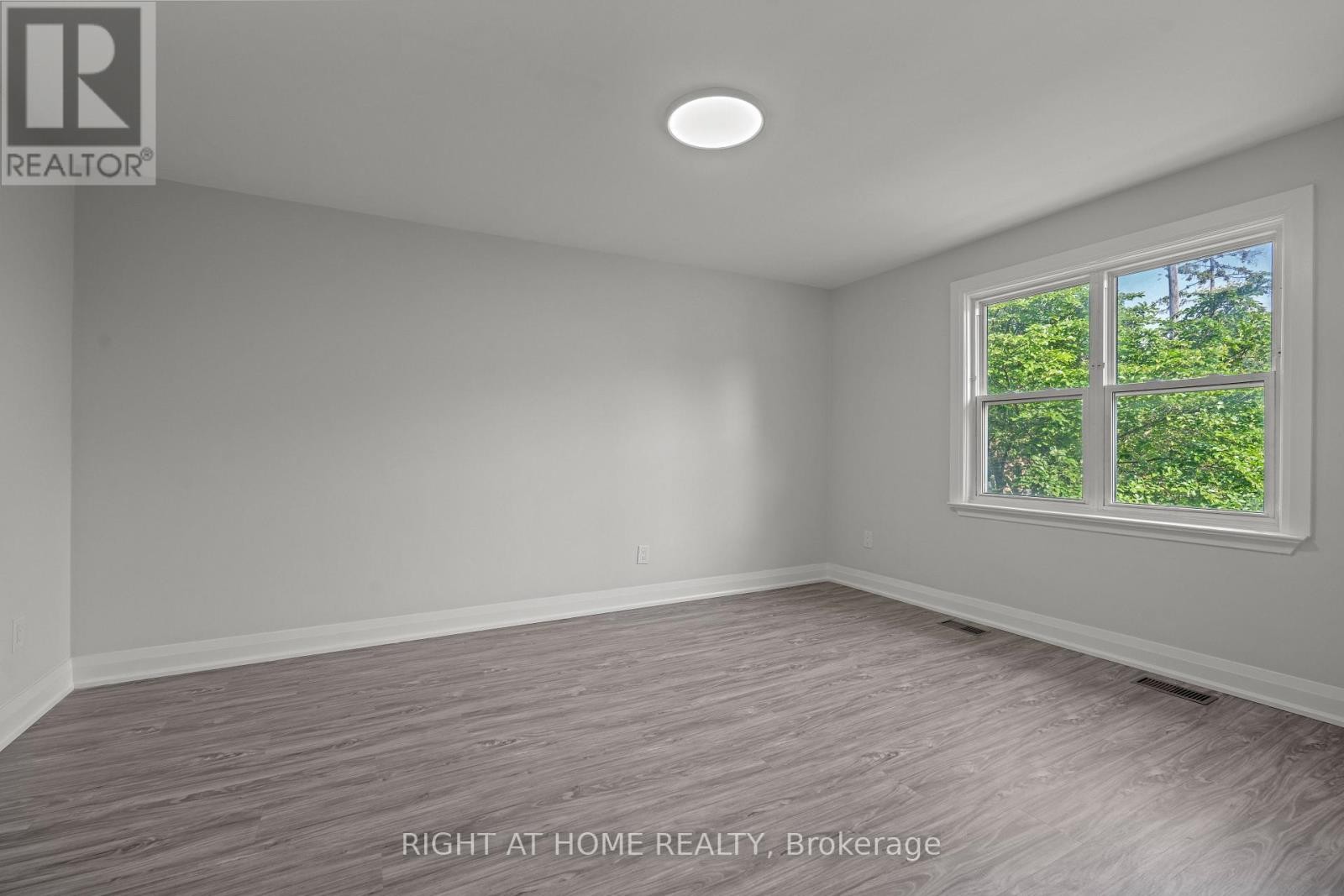 












154 EDINBOROUGH COURT

,
Toronto (Rockcliffe-Smythe),




Ontario
M6N2E8

