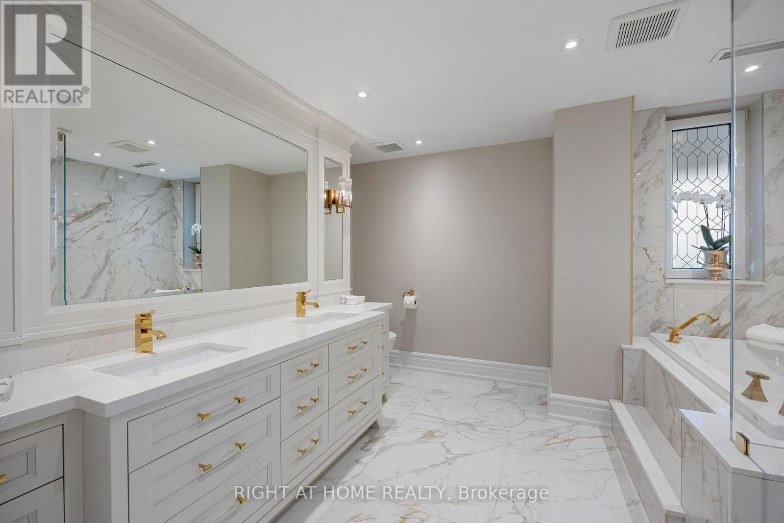 












PH1501 - 2287 LAKE SHORE BOULEVARD W

,
Toronto (Mimico),




Ontario
M8V3Y1

