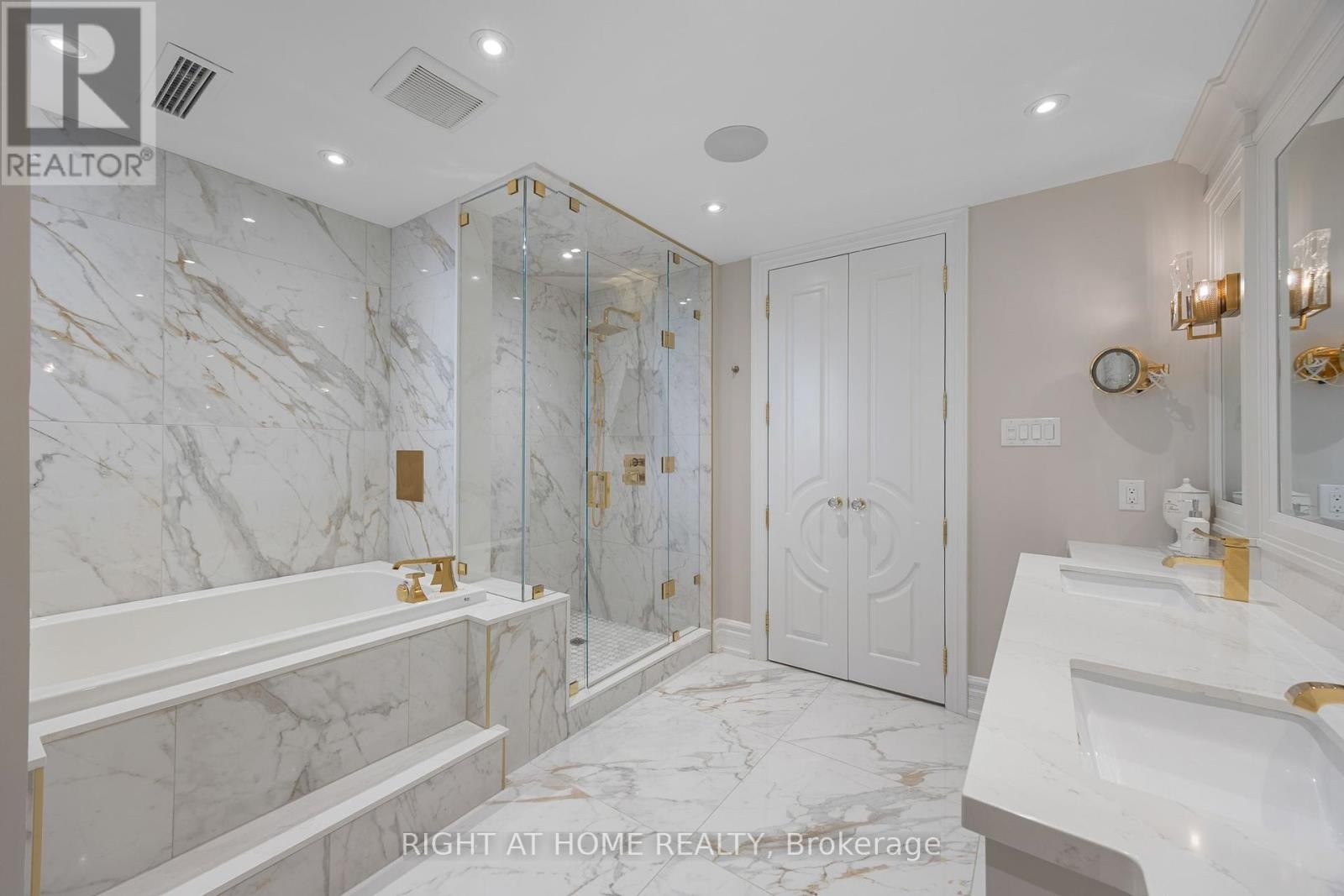 












PH1501 - 2287 LAKE SHORE BOULEVARD W

,
Toronto (Mimico),




Ontario
M8V3Y1

