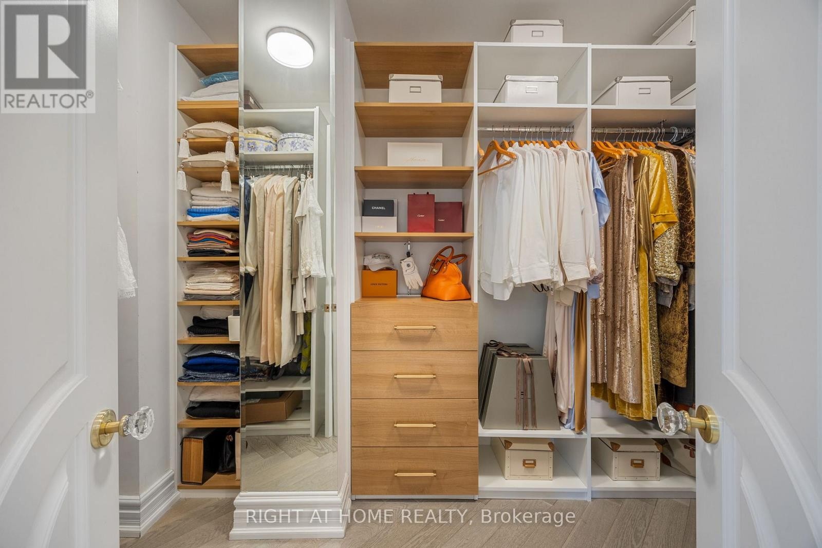 












PH1501 - 2287 LAKE SHORE BOULEVARD W

,
Toronto (Mimico),




Ontario
M8V3Y1

