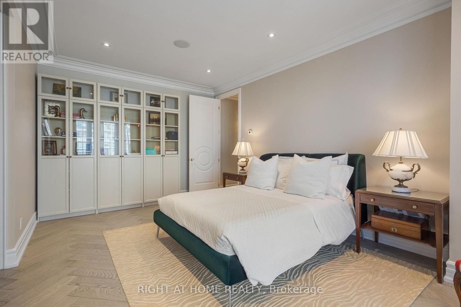 












PH1501 - 2287 LAKE SHORE BOULEVARD W

,
Toronto (Mimico),




Ontario
M8V3Y1

