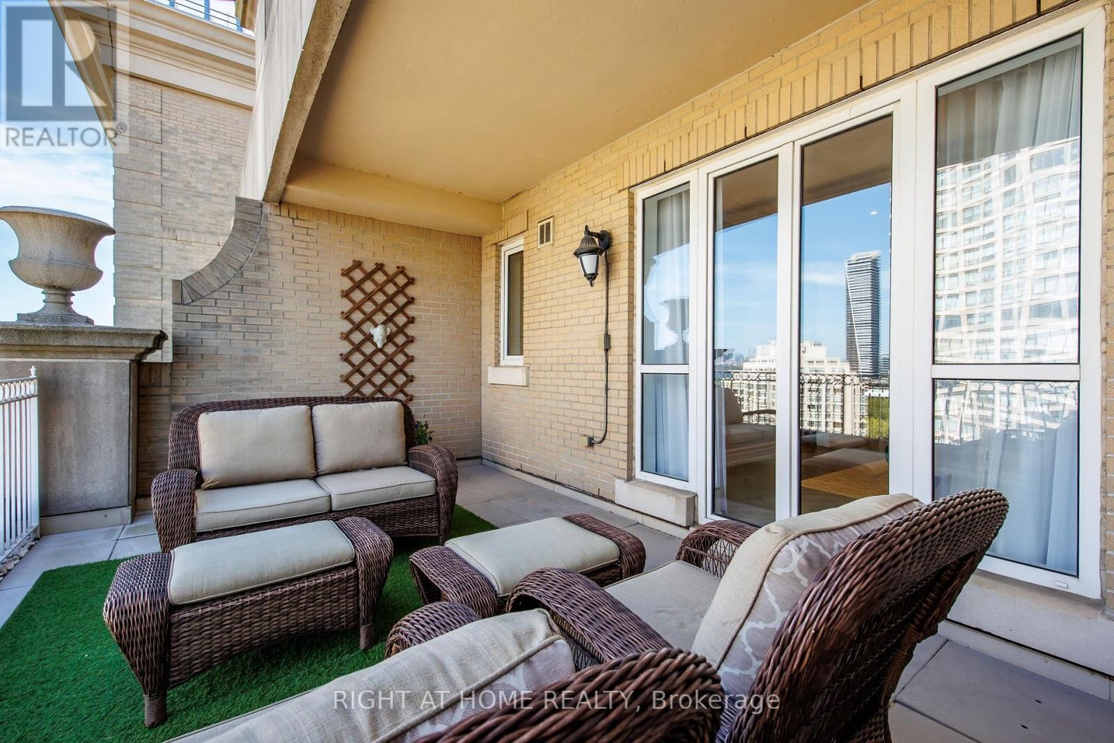 












PH1501 - 2287 LAKE SHORE BOULEVARD W

,
Toronto (Mimico),




Ontario
M8V3Y1

