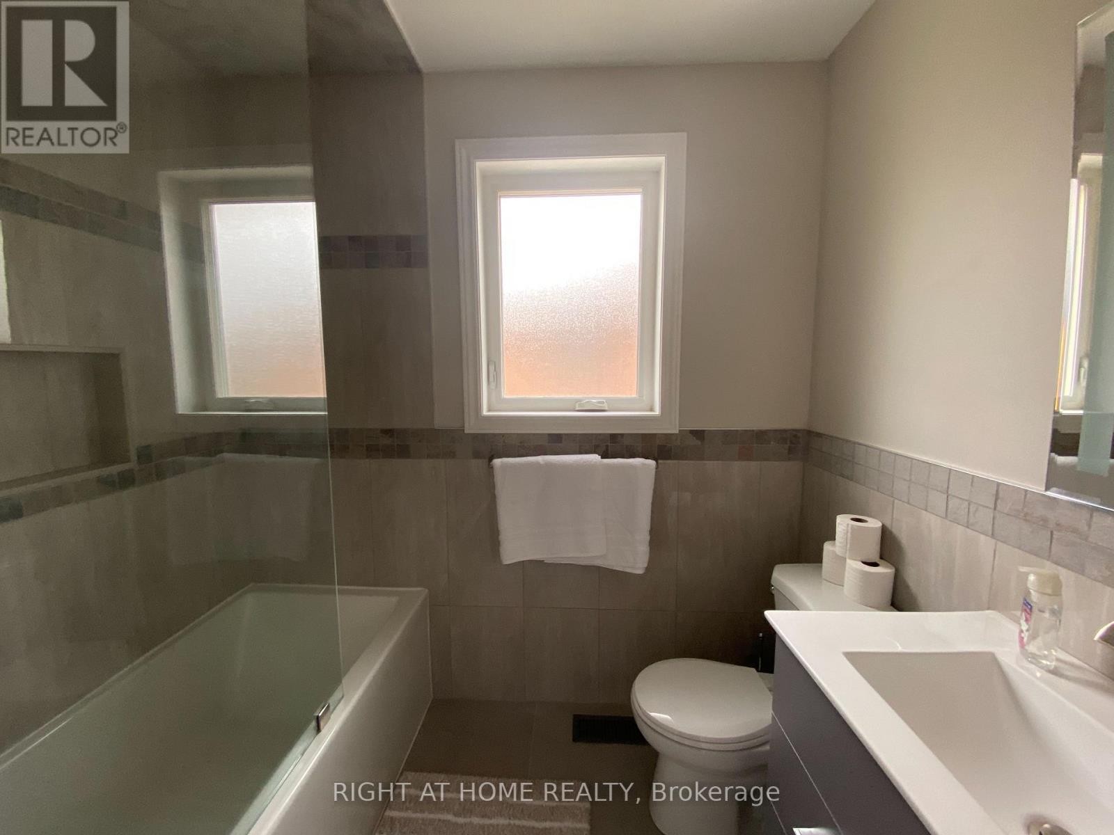 












MAIN - 9 SNOWOOD COURT

,
Toronto (Glenfield-Jane Heights),




Ontario
M3N1E7

