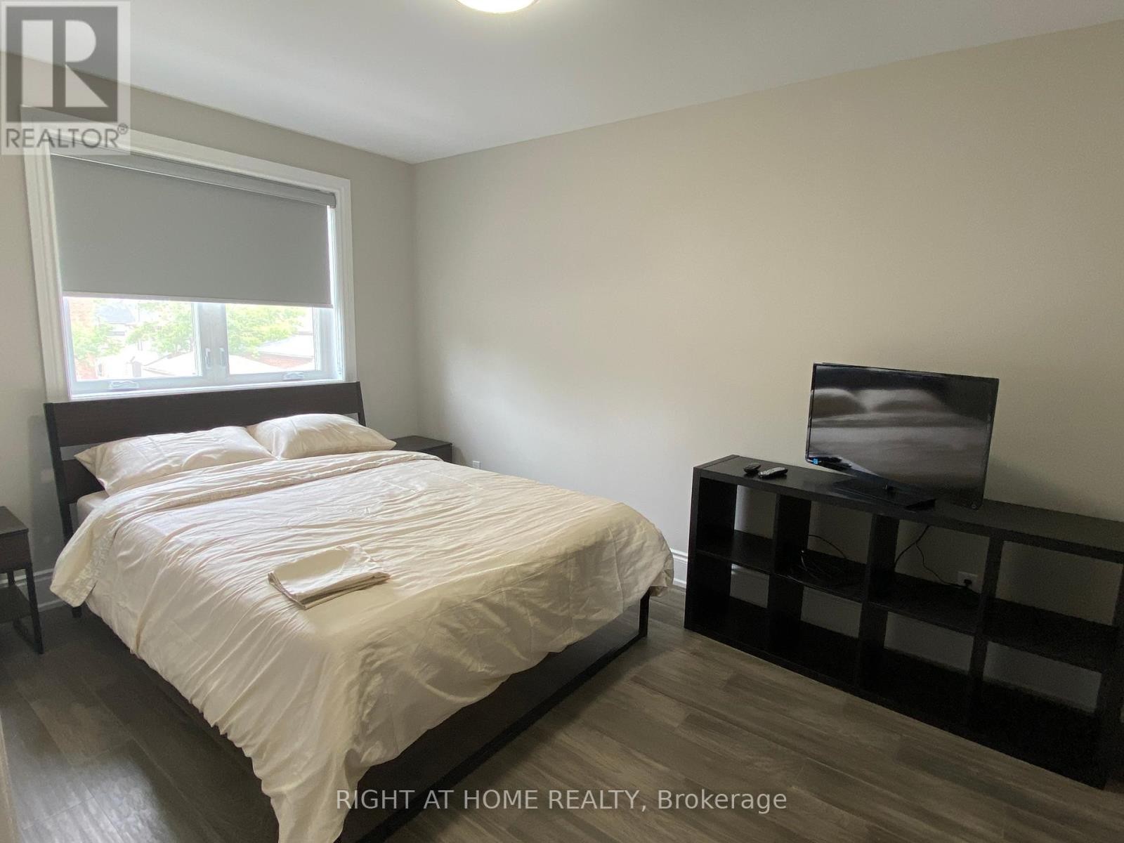 












MAIN - 9 SNOWOOD COURT

,
Toronto (Glenfield-Jane Heights),




Ontario
M3N1E7

