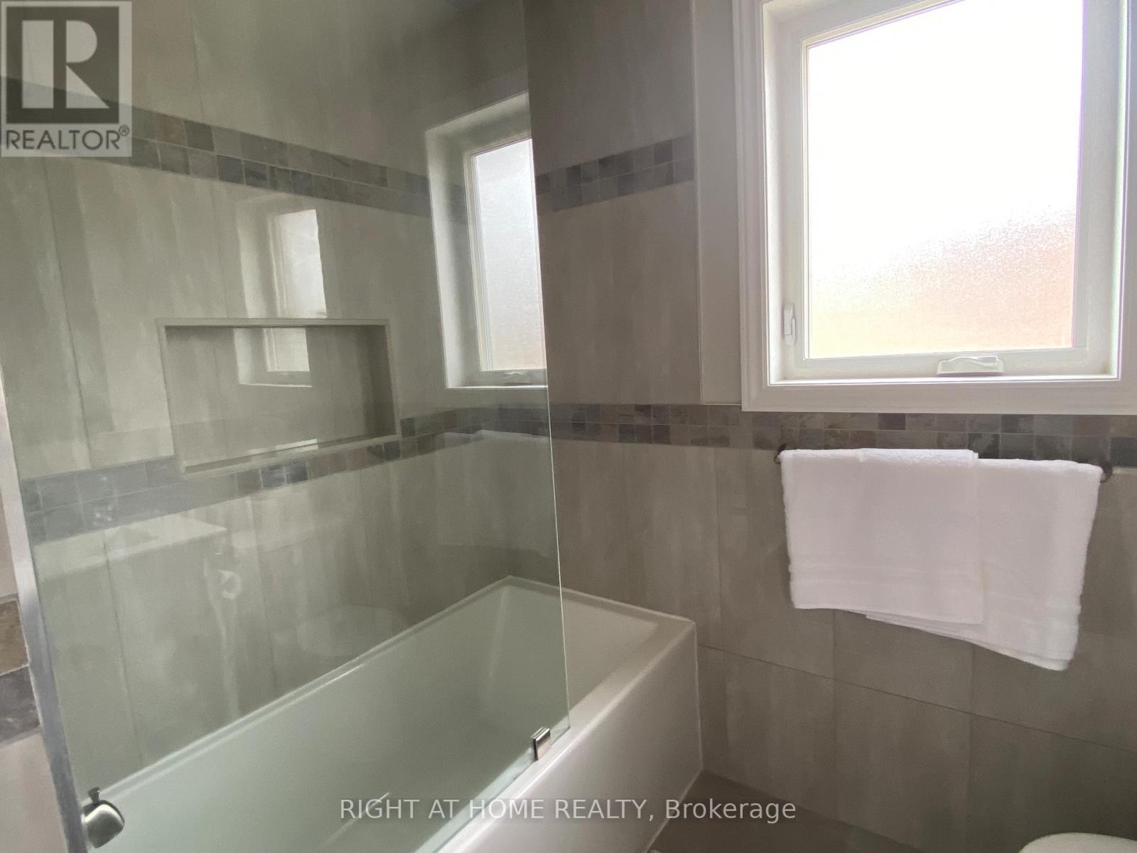 












MAIN - 9 SNOWOOD COURT

,
Toronto (Glenfield-Jane Heights),




Ontario
M3N1E7

