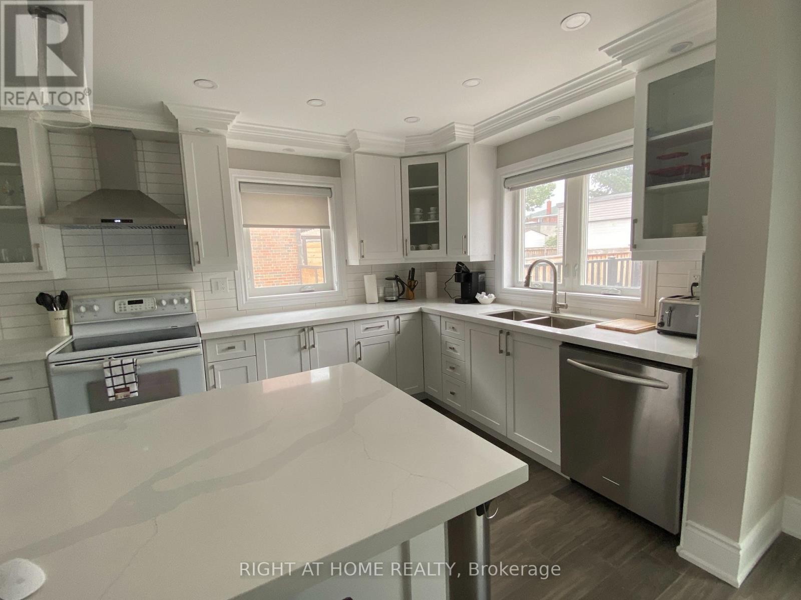 












MAIN - 9 SNOWOOD COURT

,
Toronto (Glenfield-Jane Heights),




Ontario
M3N1E7

