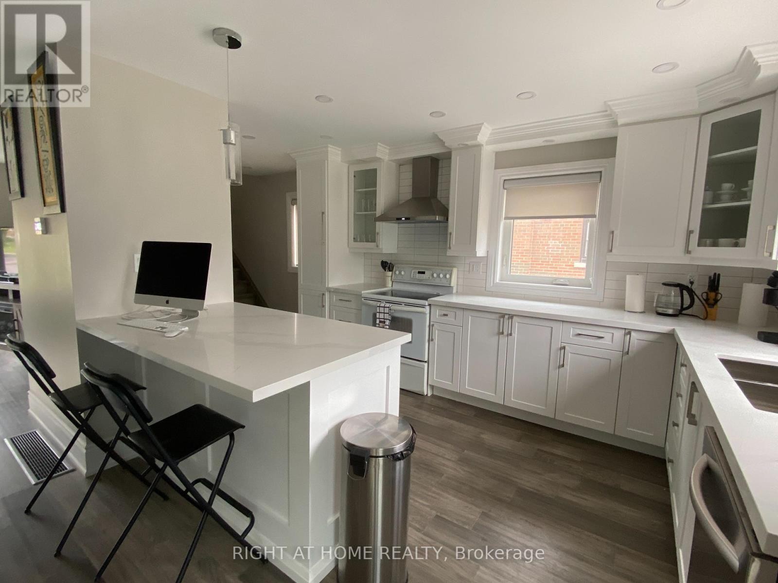 












MAIN - 9 SNOWOOD COURT

,
Toronto (Glenfield-Jane Heights),




Ontario
M3N1E7

