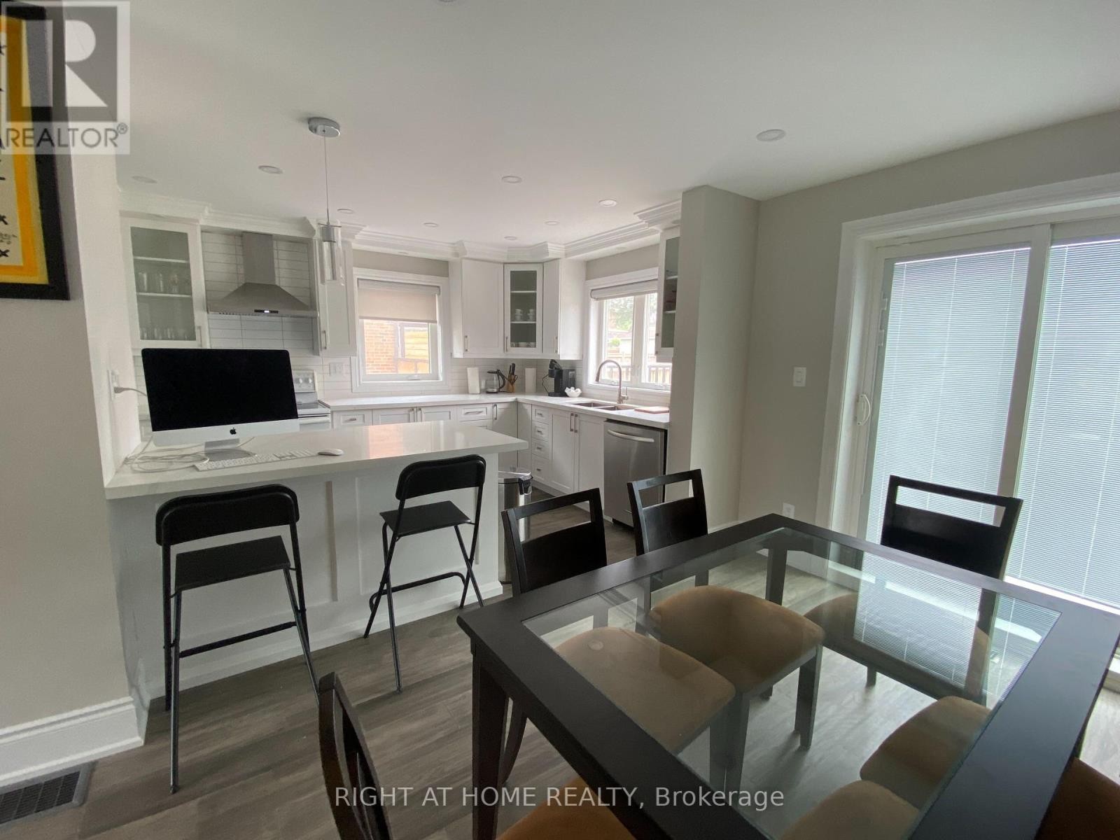 












MAIN - 9 SNOWOOD COURT

,
Toronto (Glenfield-Jane Heights),




Ontario
M3N1E7

