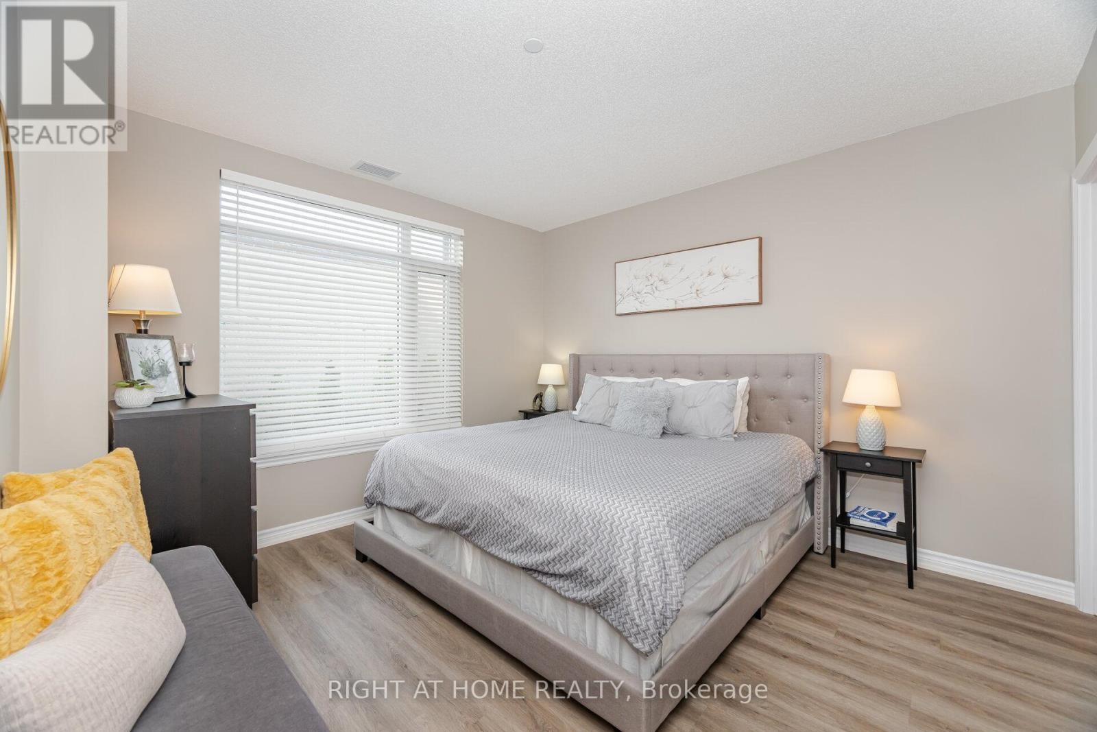 












101 - 716 MAIN STREET E

,
Milton (TM Timberlea),




Ontario
L9T3P6

