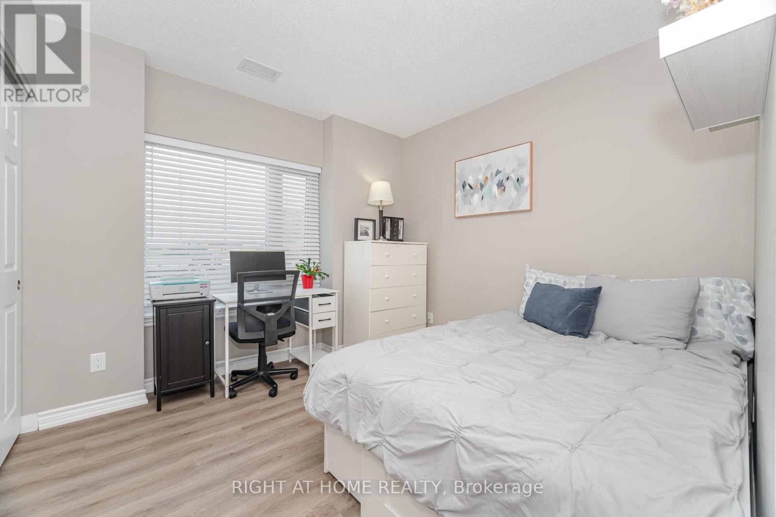 












101 - 716 MAIN STREET E

,
Milton (TM Timberlea),




Ontario
L9T3P6

