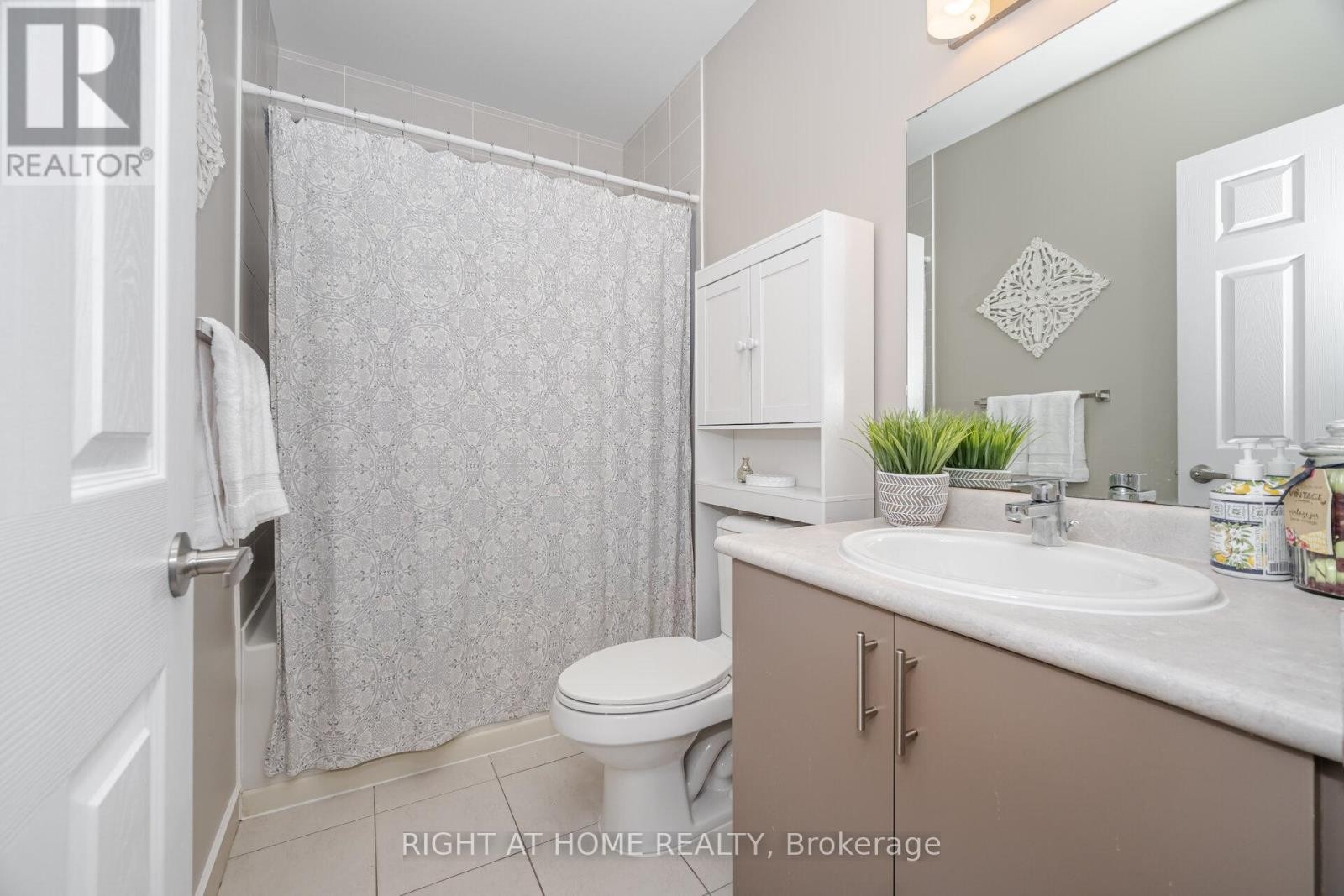 












101 - 716 MAIN STREET E

,
Milton (TM Timberlea),




Ontario
L9T3P6

