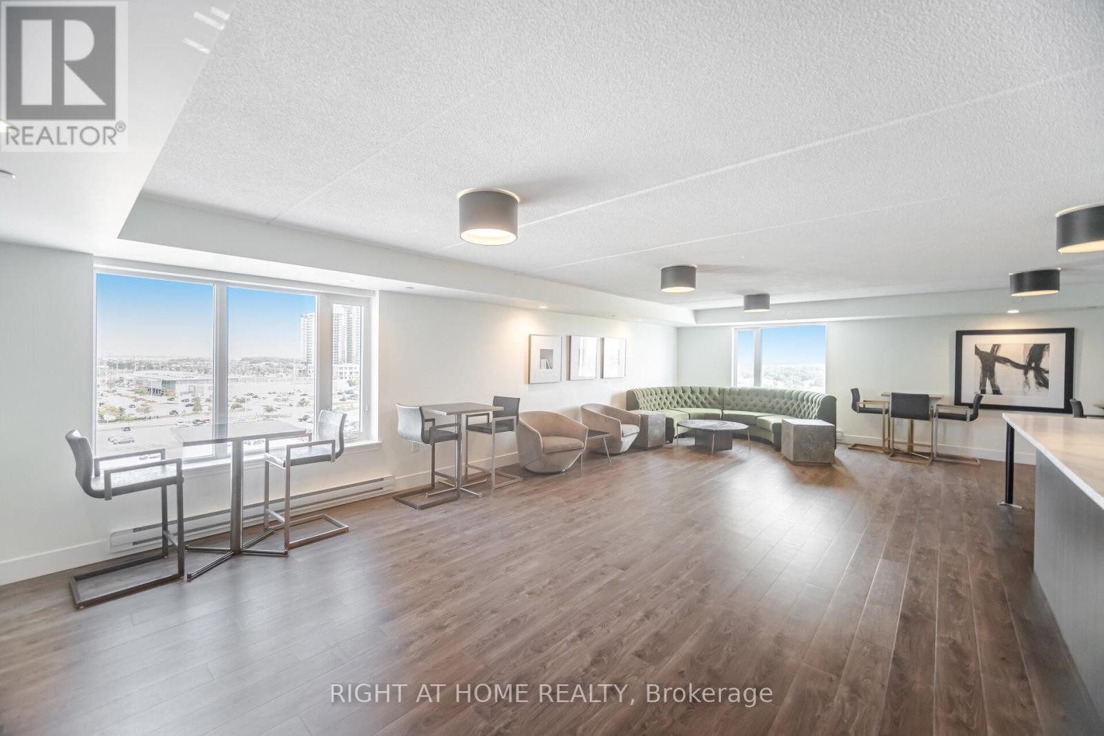 












101 - 716 MAIN STREET E

,
Milton (TM Timberlea),




Ontario
L9T3P6

