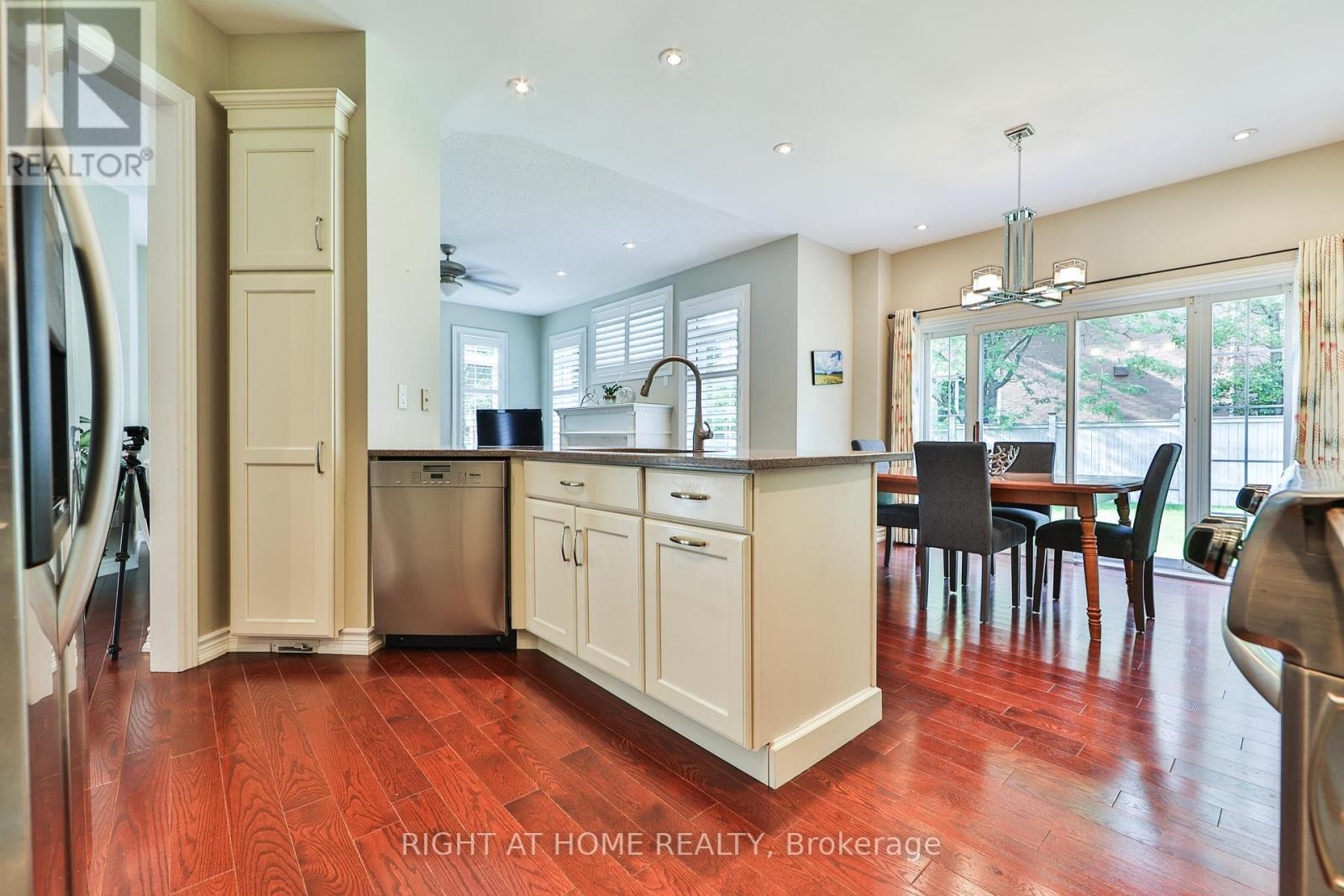 












2435 VALLEY FOREST WAY

,
Oakville (RO River Oaks),




Ontario
L6H6W9

