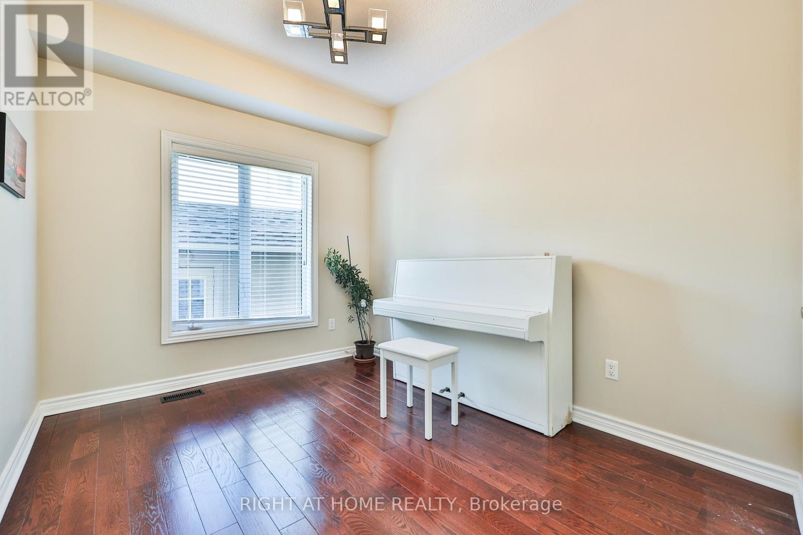 












2435 VALLEY FOREST WAY

,
Oakville (RO River Oaks),




Ontario
L6H6W9

