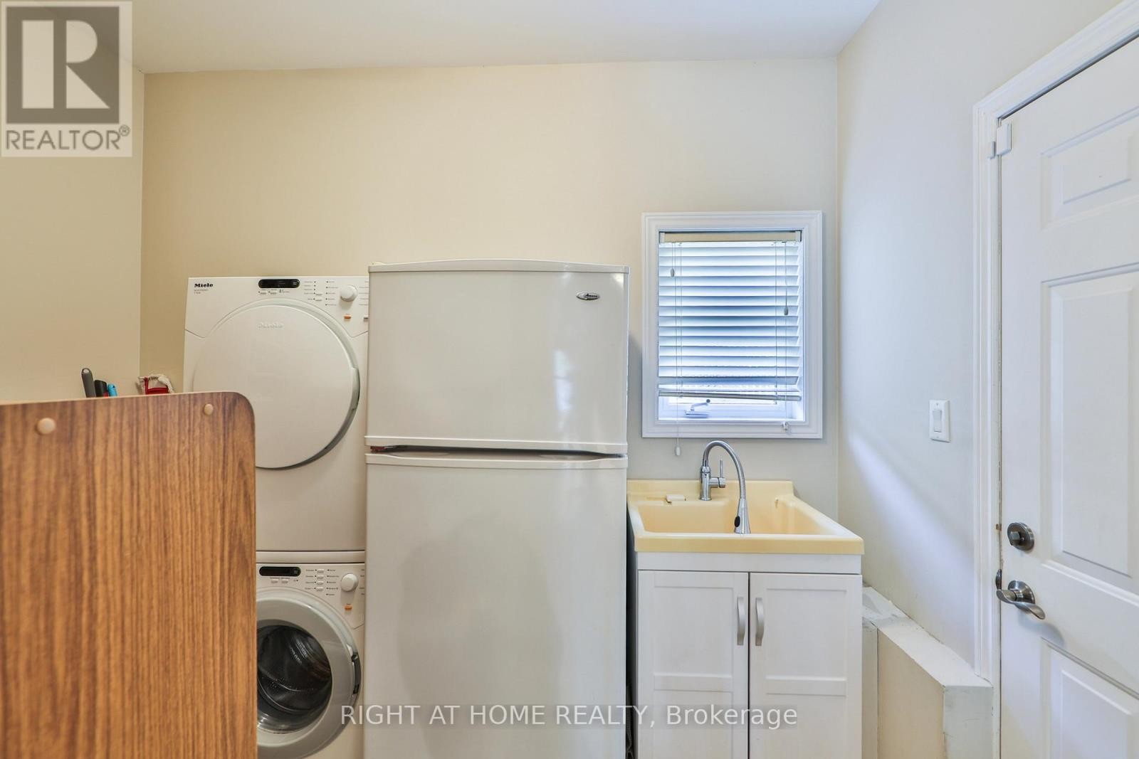 












2435 VALLEY FOREST WAY

,
Oakville (RO River Oaks),




Ontario
L6H6W9

