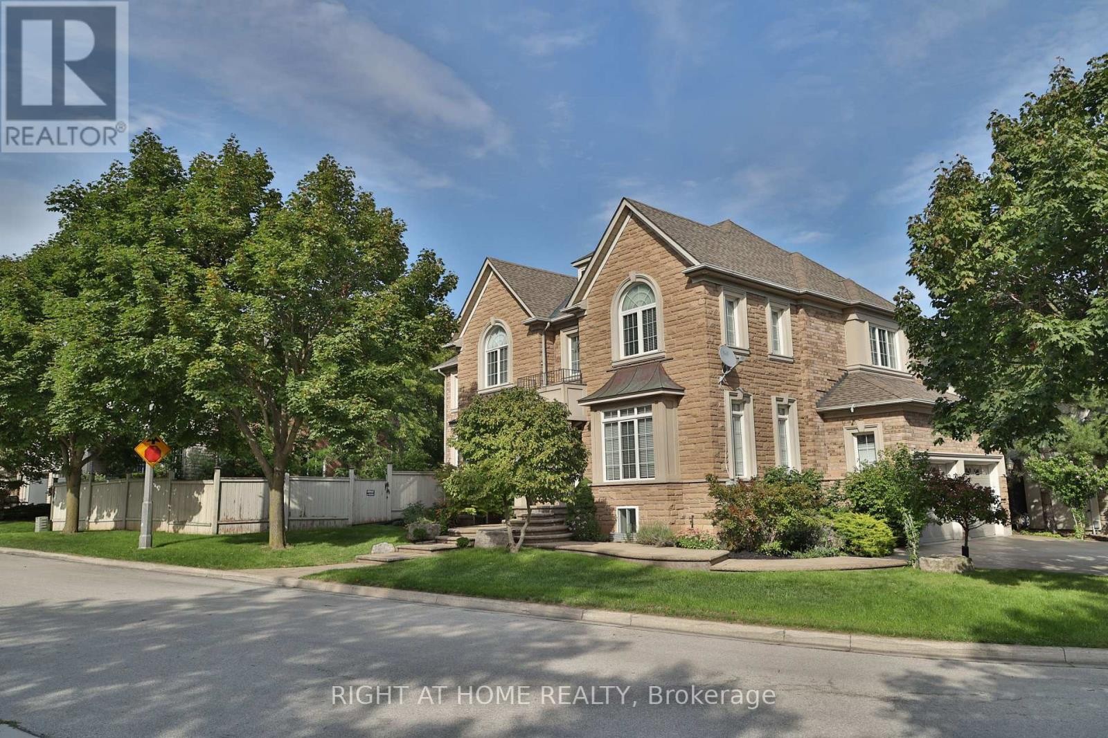 












2435 VALLEY FOREST WAY

,
Oakville (RO River Oaks),




Ontario
L6H6W9

