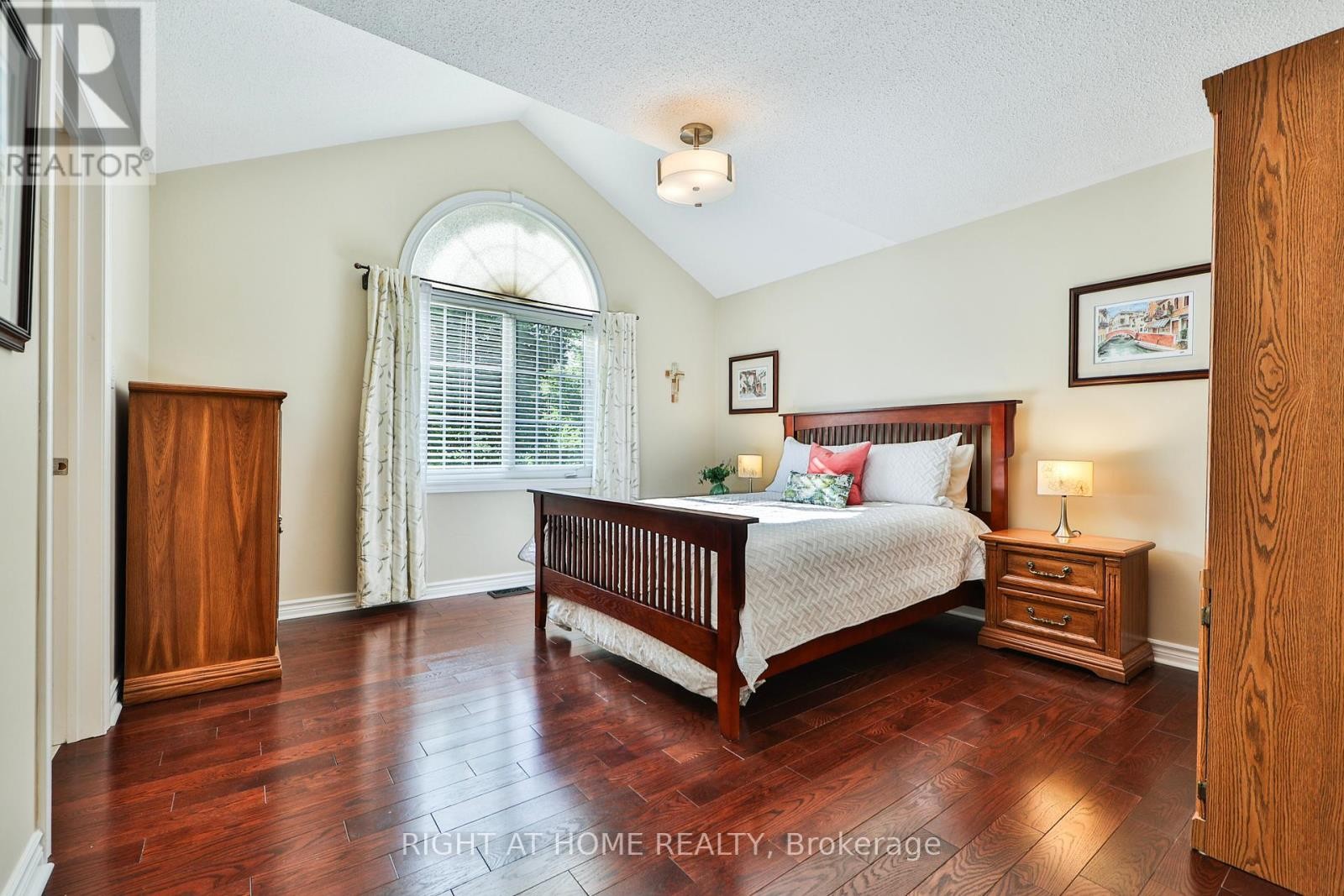 












2435 VALLEY FOREST WAY

,
Oakville (RO River Oaks),




Ontario
L6H6W9

