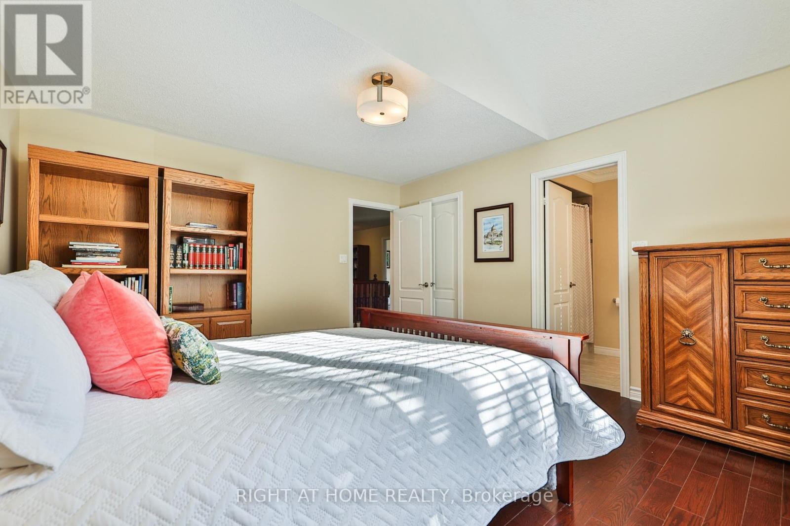












2435 VALLEY FOREST WAY

,
Oakville (RO River Oaks),




Ontario
L6H6W9

