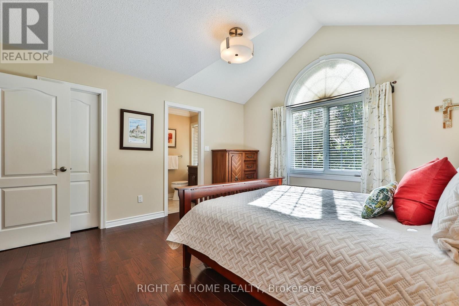












2435 VALLEY FOREST WAY

,
Oakville (RO River Oaks),




Ontario
L6H6W9

