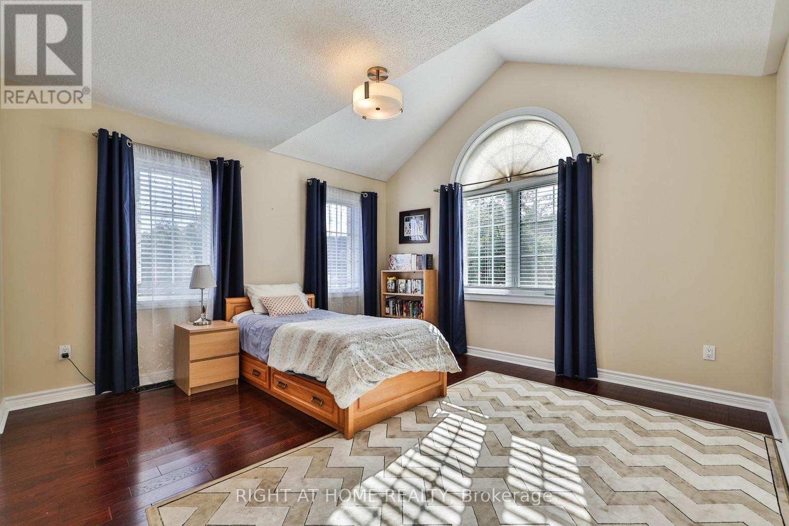 












2435 VALLEY FOREST WAY

,
Oakville (RO River Oaks),




Ontario
L6H6W9

