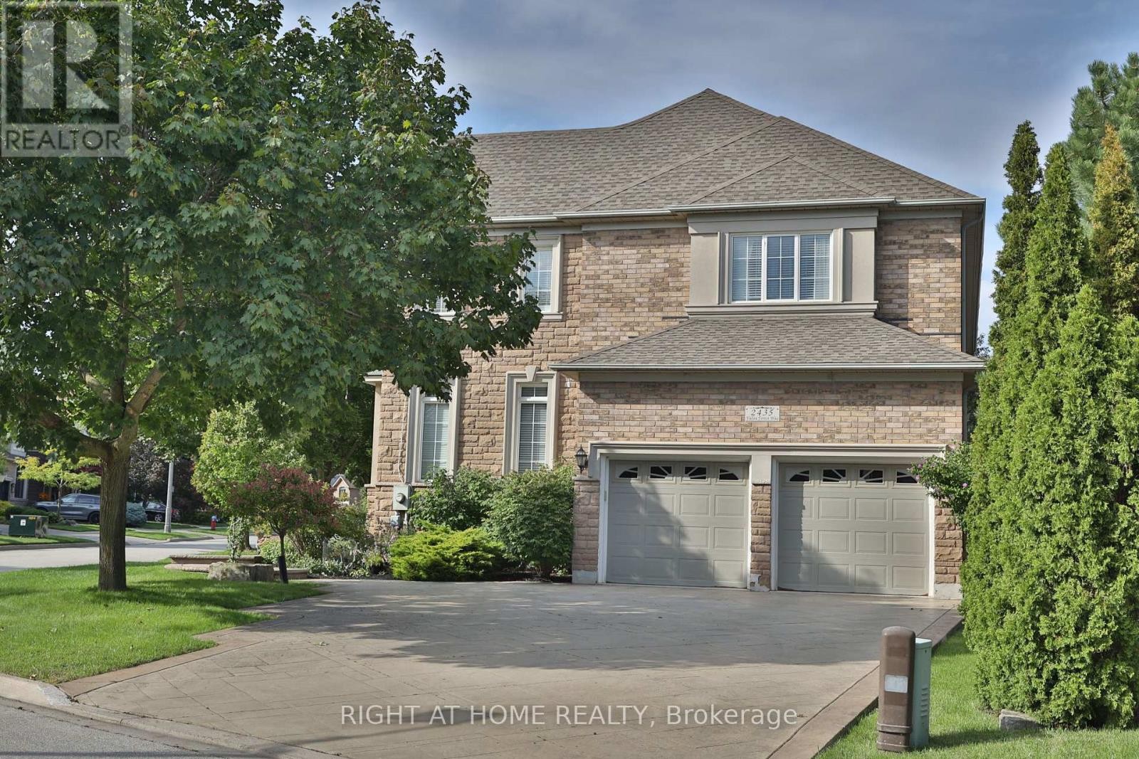 












2435 VALLEY FOREST WAY

,
Oakville (RO River Oaks),




Ontario
L6H6W9

