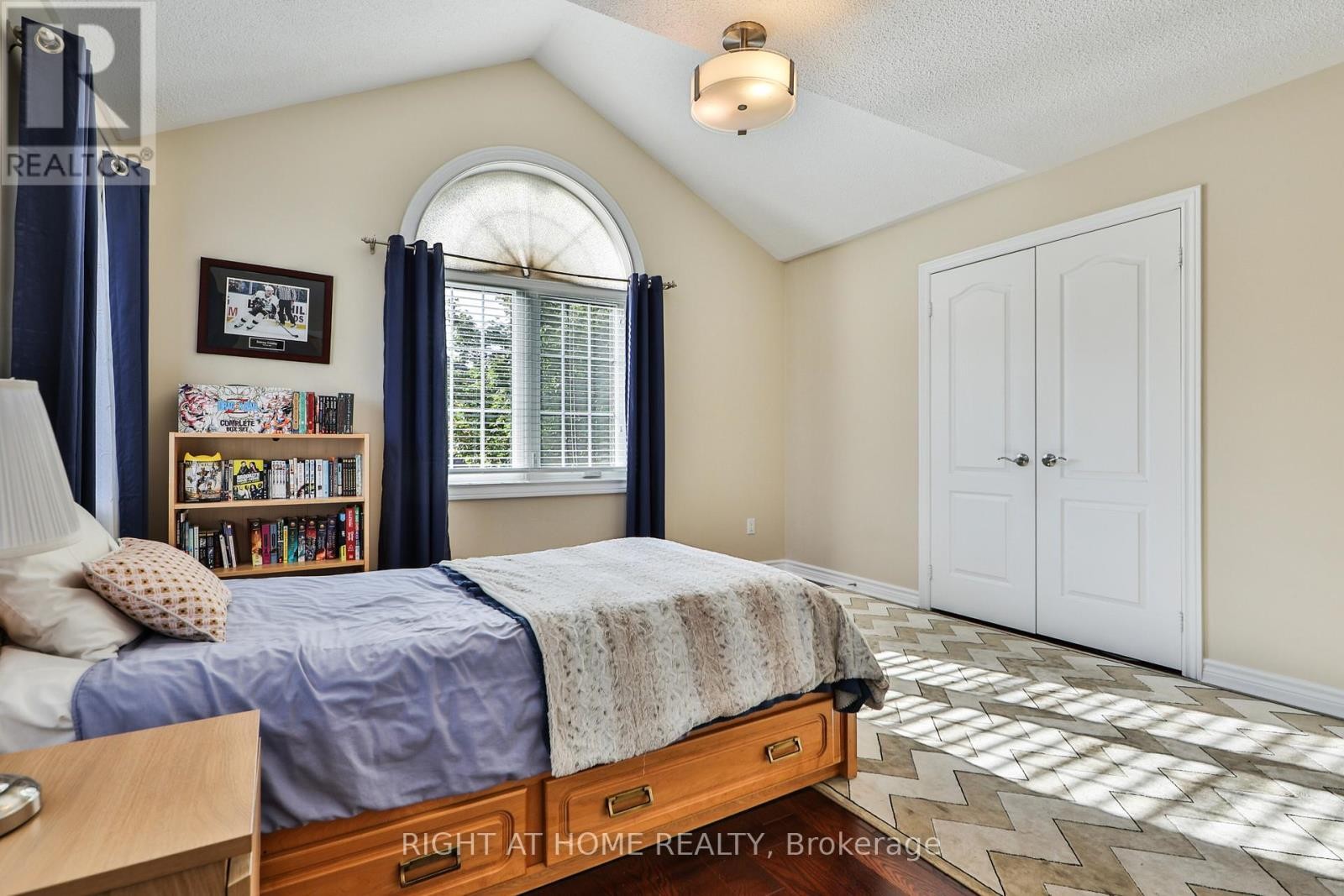 












2435 VALLEY FOREST WAY

,
Oakville (RO River Oaks),




Ontario
L6H6W9

