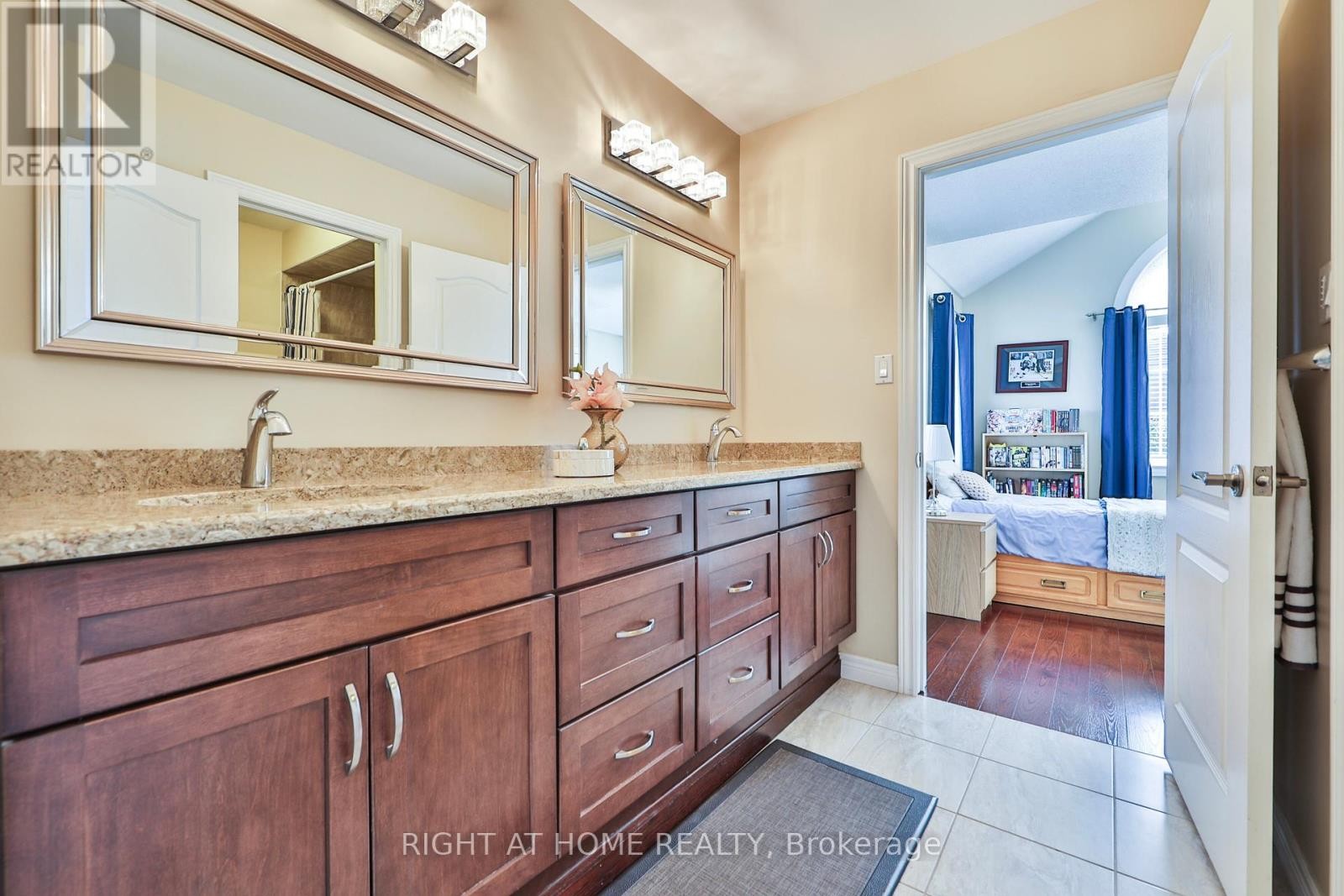












2435 VALLEY FOREST WAY

,
Oakville (RO River Oaks),




Ontario
L6H6W9

