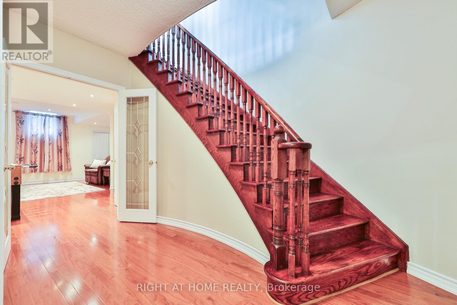 












2435 VALLEY FOREST WAY

,
Oakville (RO River Oaks),




Ontario
L6H6W9

