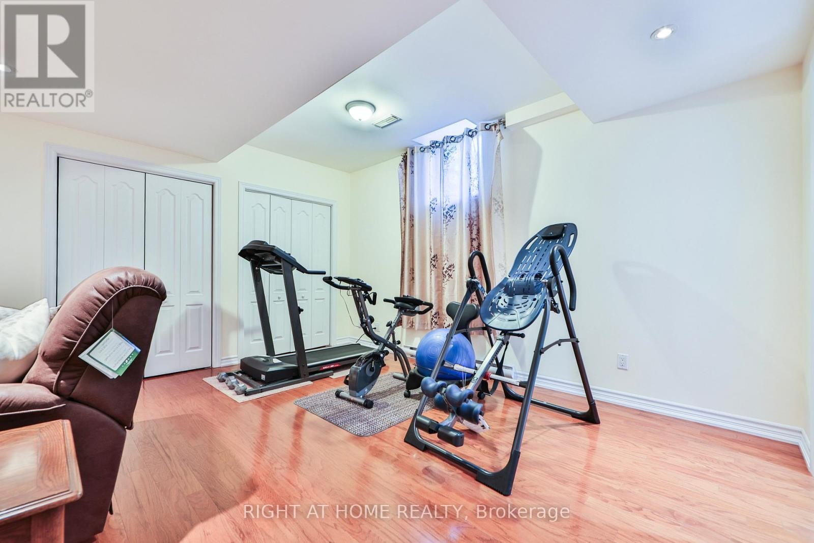












2435 VALLEY FOREST WAY

,
Oakville (RO River Oaks),




Ontario
L6H6W9


