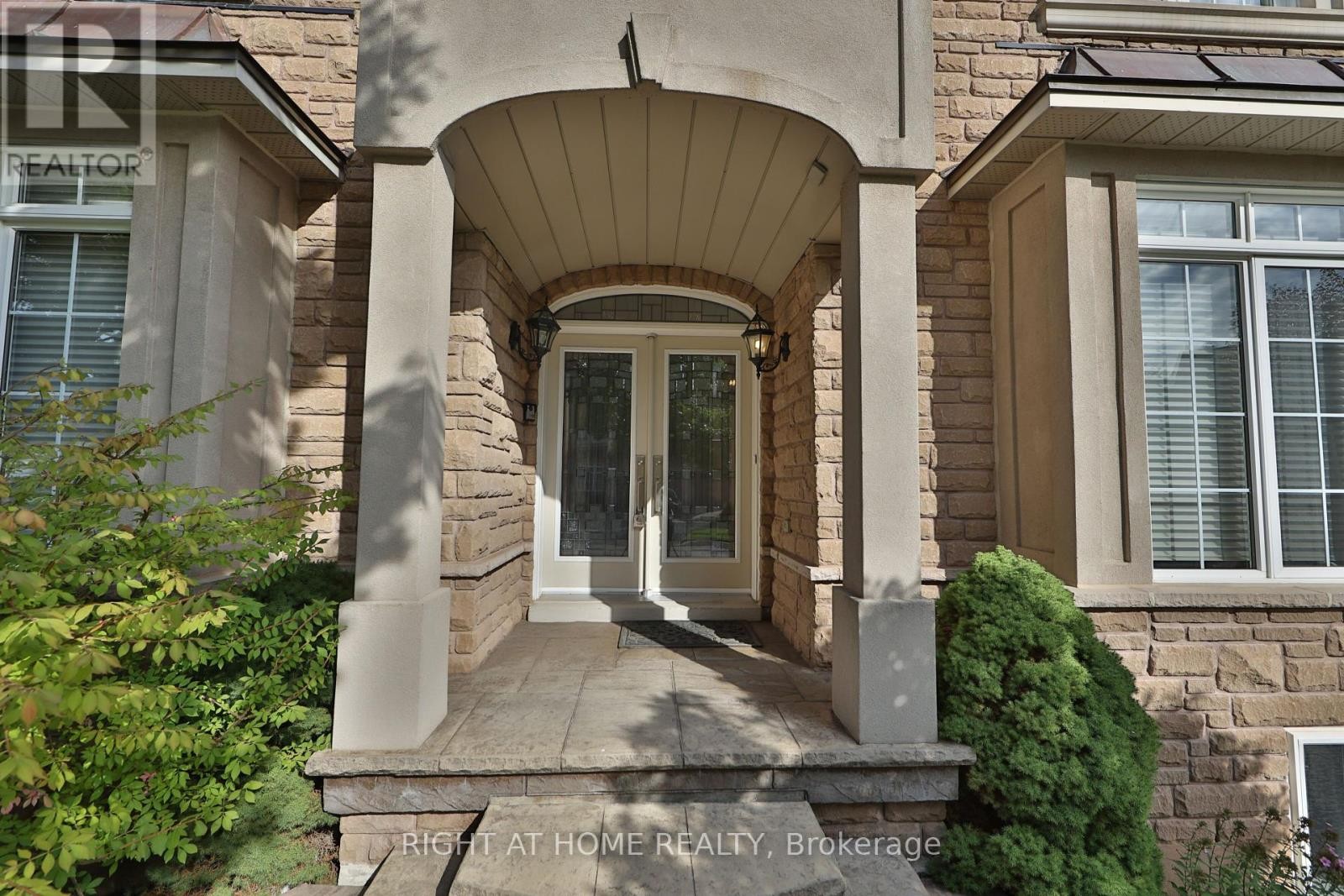 












2435 VALLEY FOREST WAY

,
Oakville (RO River Oaks),




Ontario
L6H6W9

