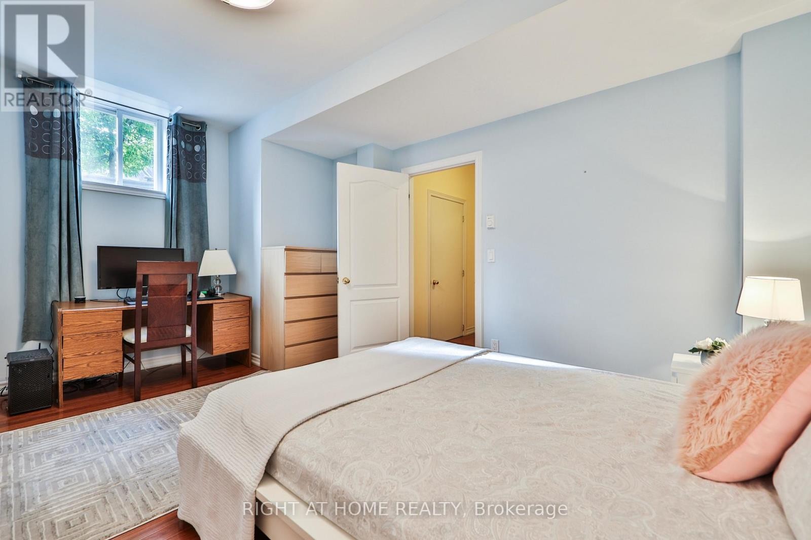 












2435 VALLEY FOREST WAY

,
Oakville (RO River Oaks),




Ontario
L6H6W9

