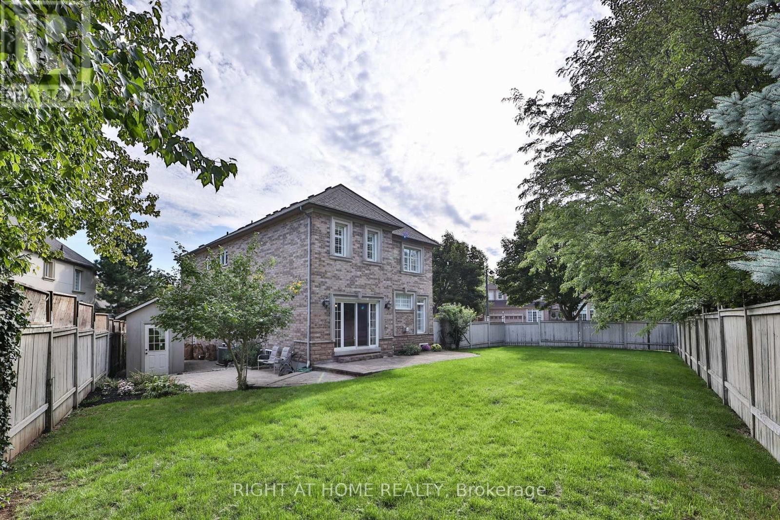 












2435 VALLEY FOREST WAY

,
Oakville (RO River Oaks),




Ontario
L6H6W9

