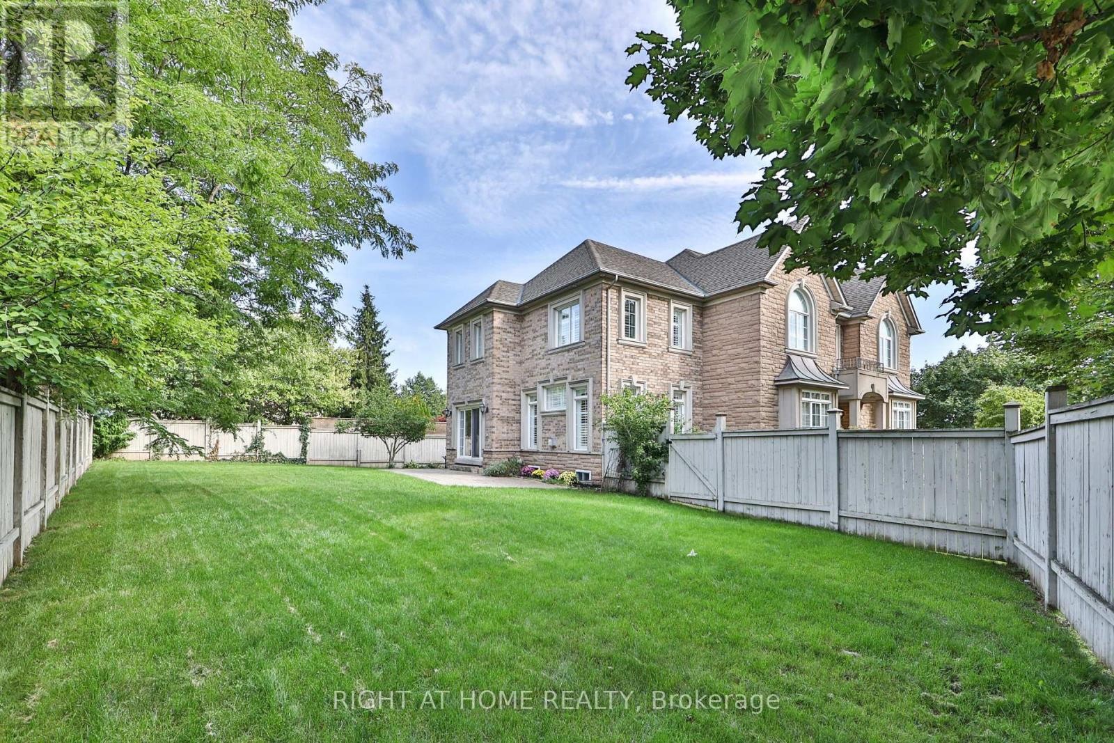 












2435 VALLEY FOREST WAY

,
Oakville (RO River Oaks),




Ontario
L6H6W9


