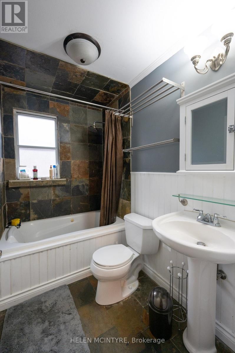 












34 DUNNING CRESCENT

,
Toronto (Alderwood),




Ontario
M8W4S8

