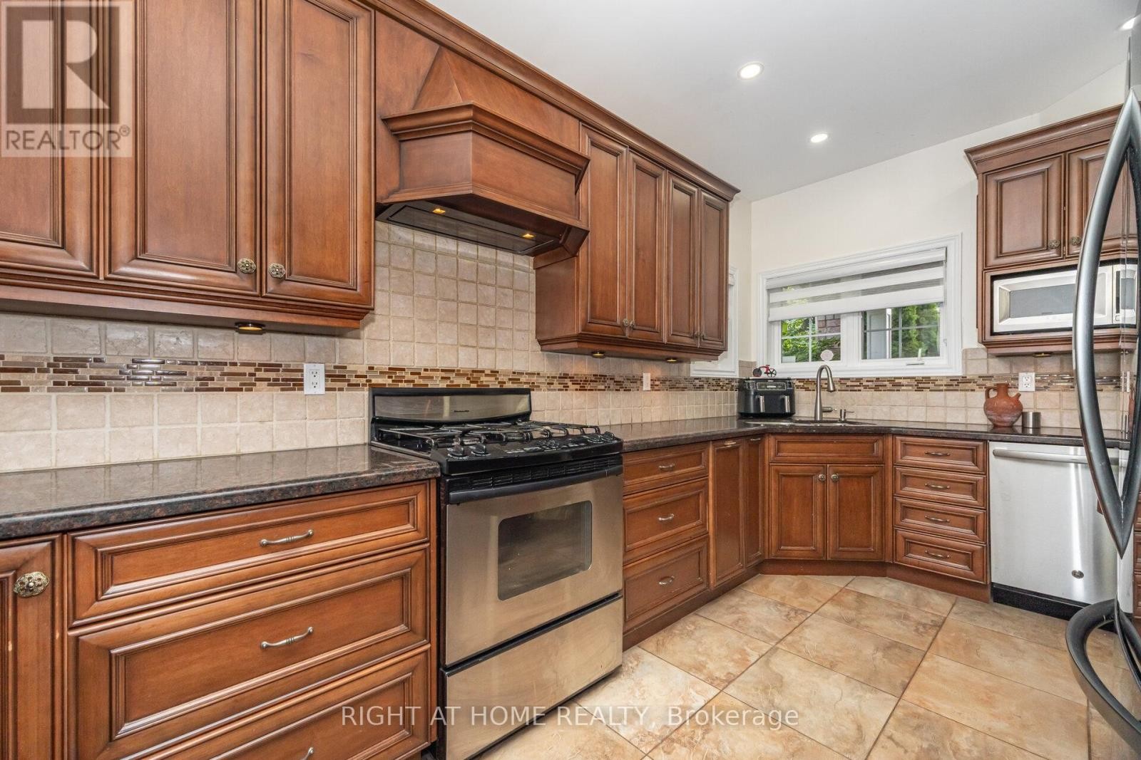 












2 MELROSE GARDENS

,
Brampton (Snelgrove),




Ontario
L7A1J7

