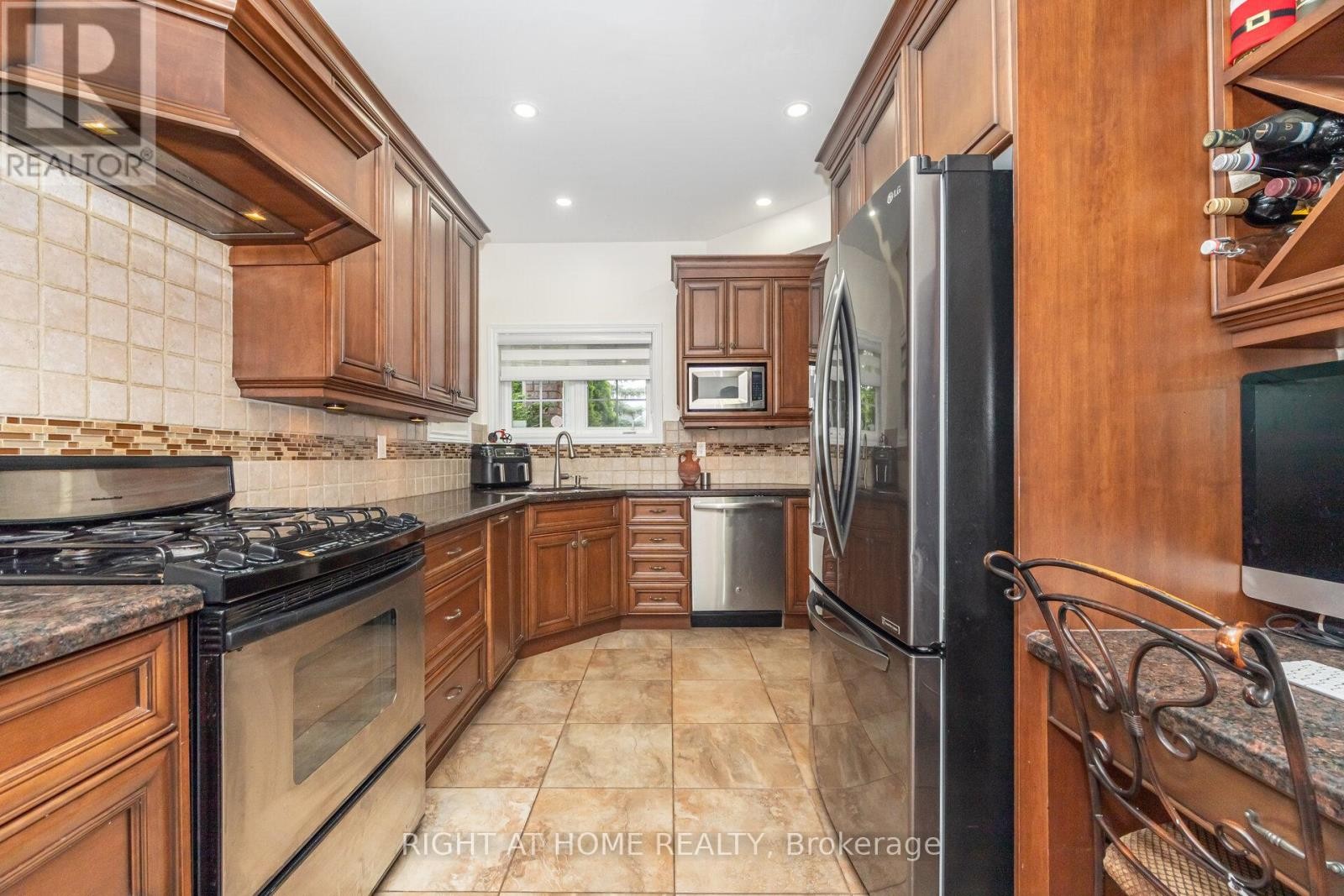 












2 MELROSE GARDENS

,
Brampton (Snelgrove),




Ontario
L7A1J7

