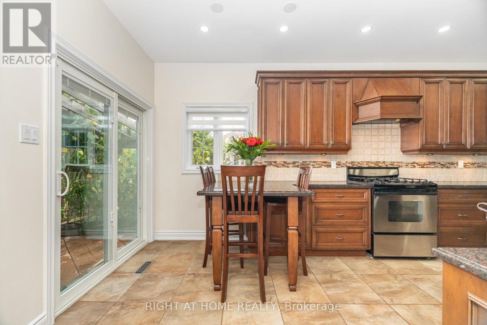 












2 MELROSE GARDENS

,
Brampton (Snelgrove),




Ontario
L7A1J7

