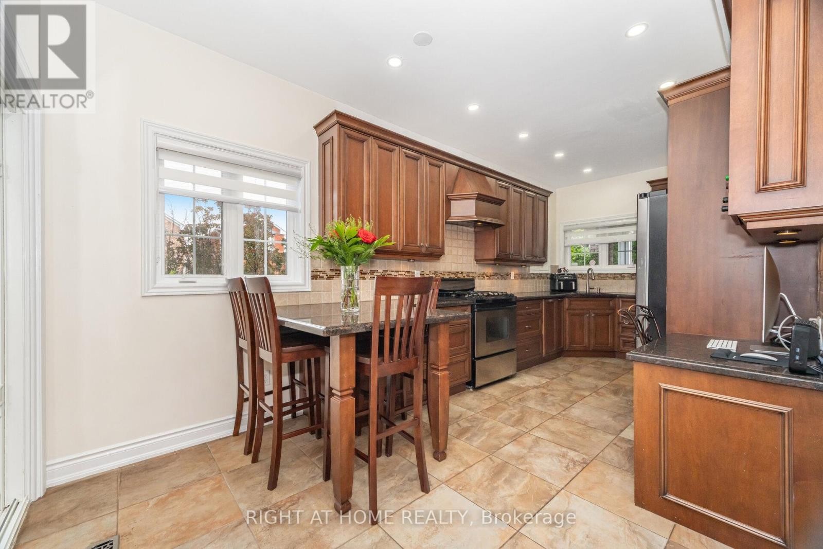 












2 MELROSE GARDENS

,
Brampton (Snelgrove),




Ontario
L7A1J7

