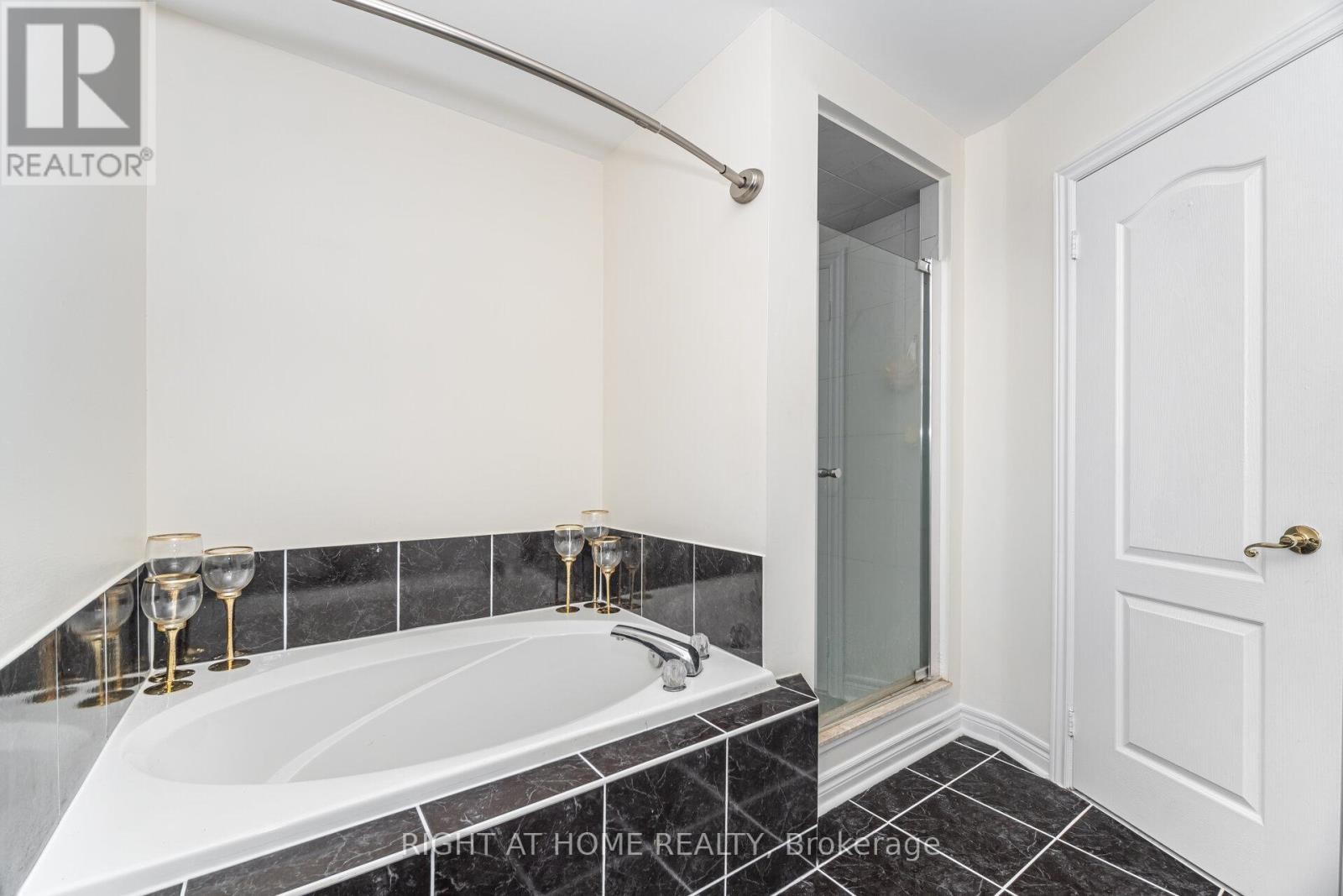 












2 MELROSE GARDENS

,
Brampton (Snelgrove),




Ontario
L7A1J7

