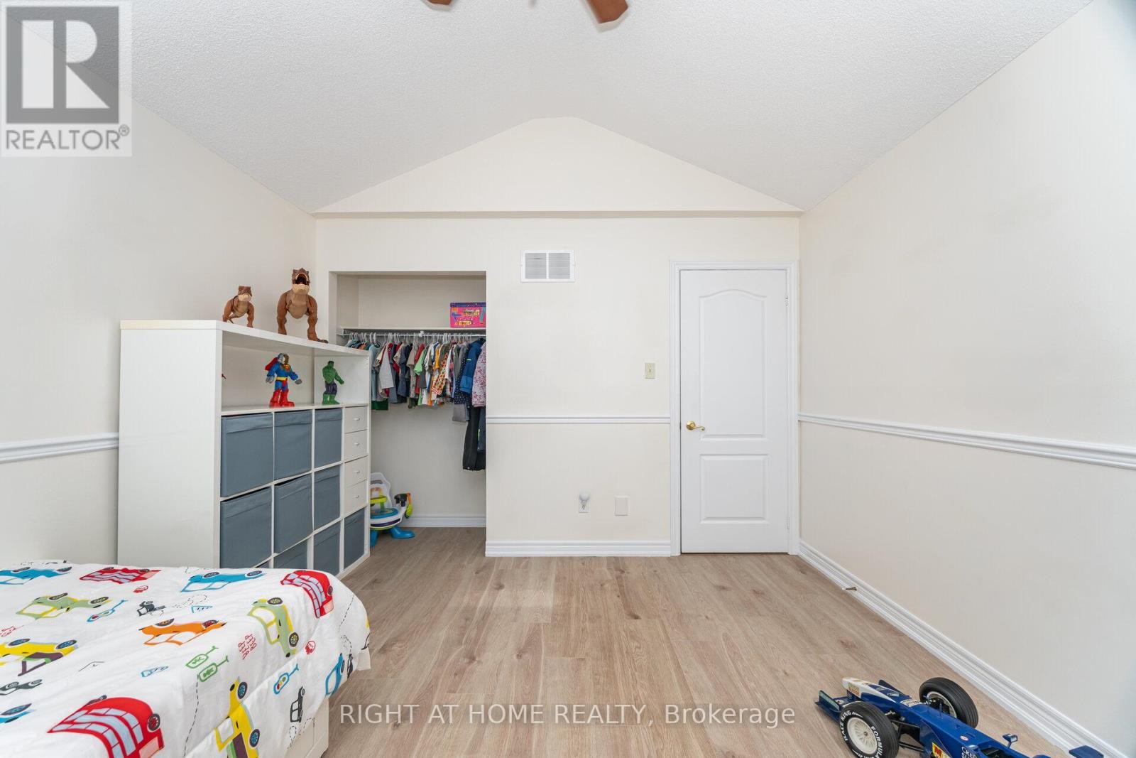 












2 MELROSE GARDENS

,
Brampton (Snelgrove),




Ontario
L7A1J7

