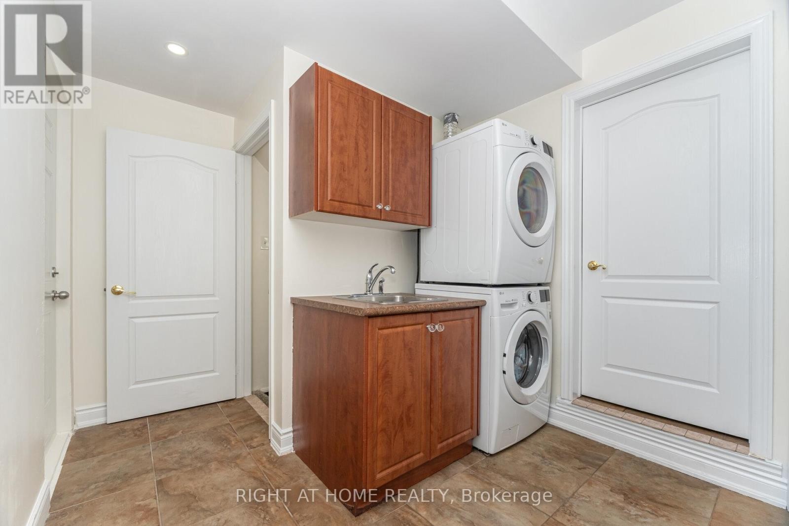 












2 MELROSE GARDENS

,
Brampton (Snelgrove),




Ontario
L7A1J7

