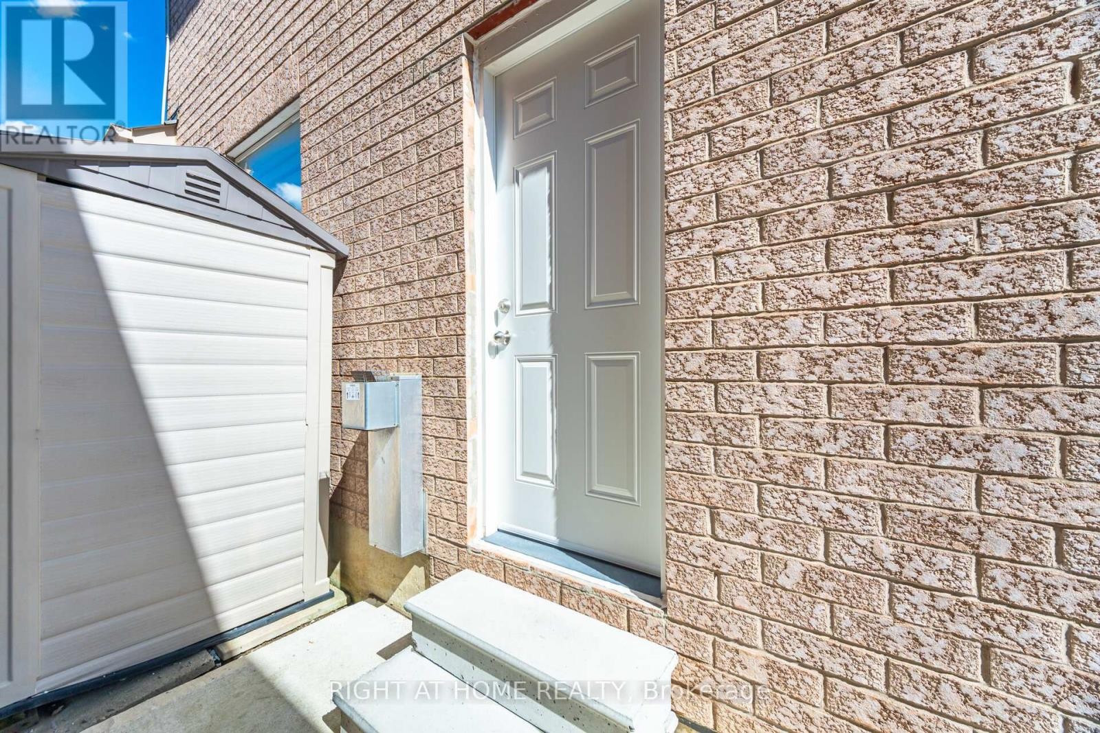 












2 MELROSE GARDENS

,
Brampton (Snelgrove),




Ontario
L7A1J7


