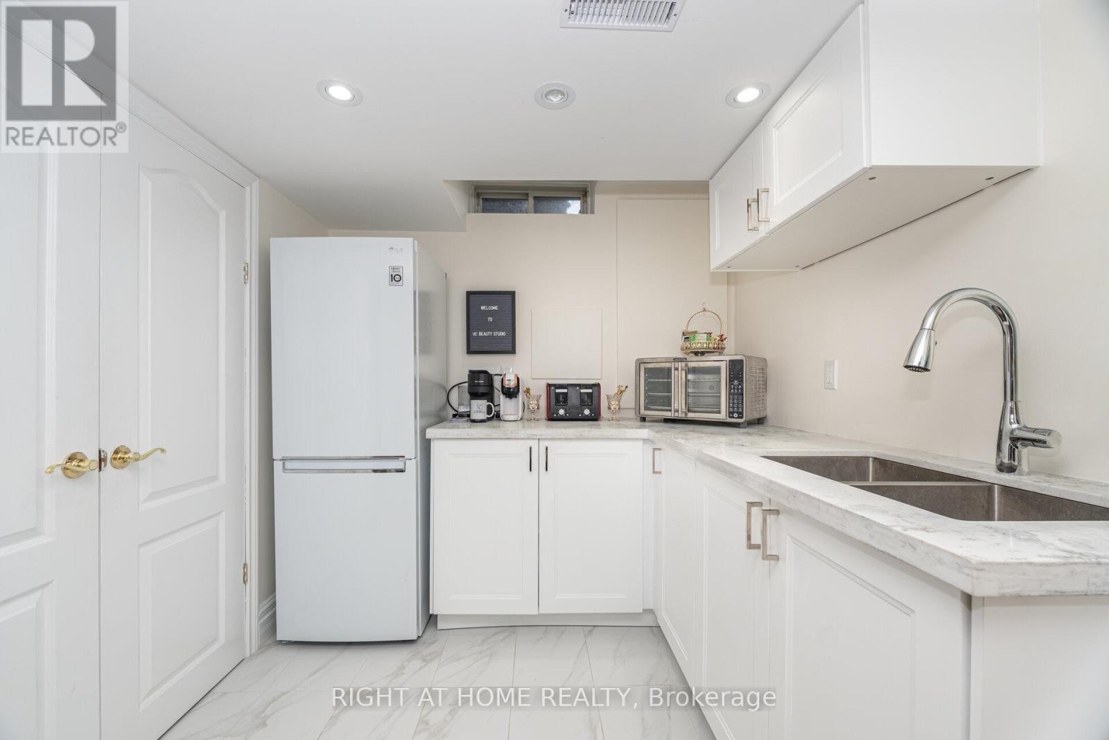 












2 MELROSE GARDENS

,
Brampton (Snelgrove),




Ontario
L7A1J7


