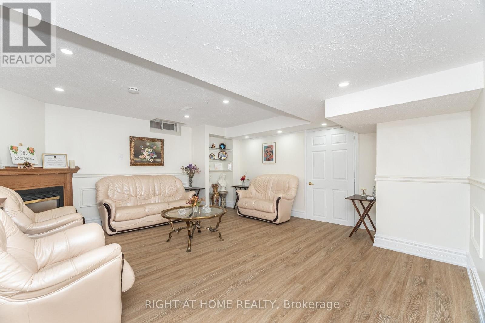












2 MELROSE GARDENS

,
Brampton (Snelgrove),




Ontario
L7A1J7

